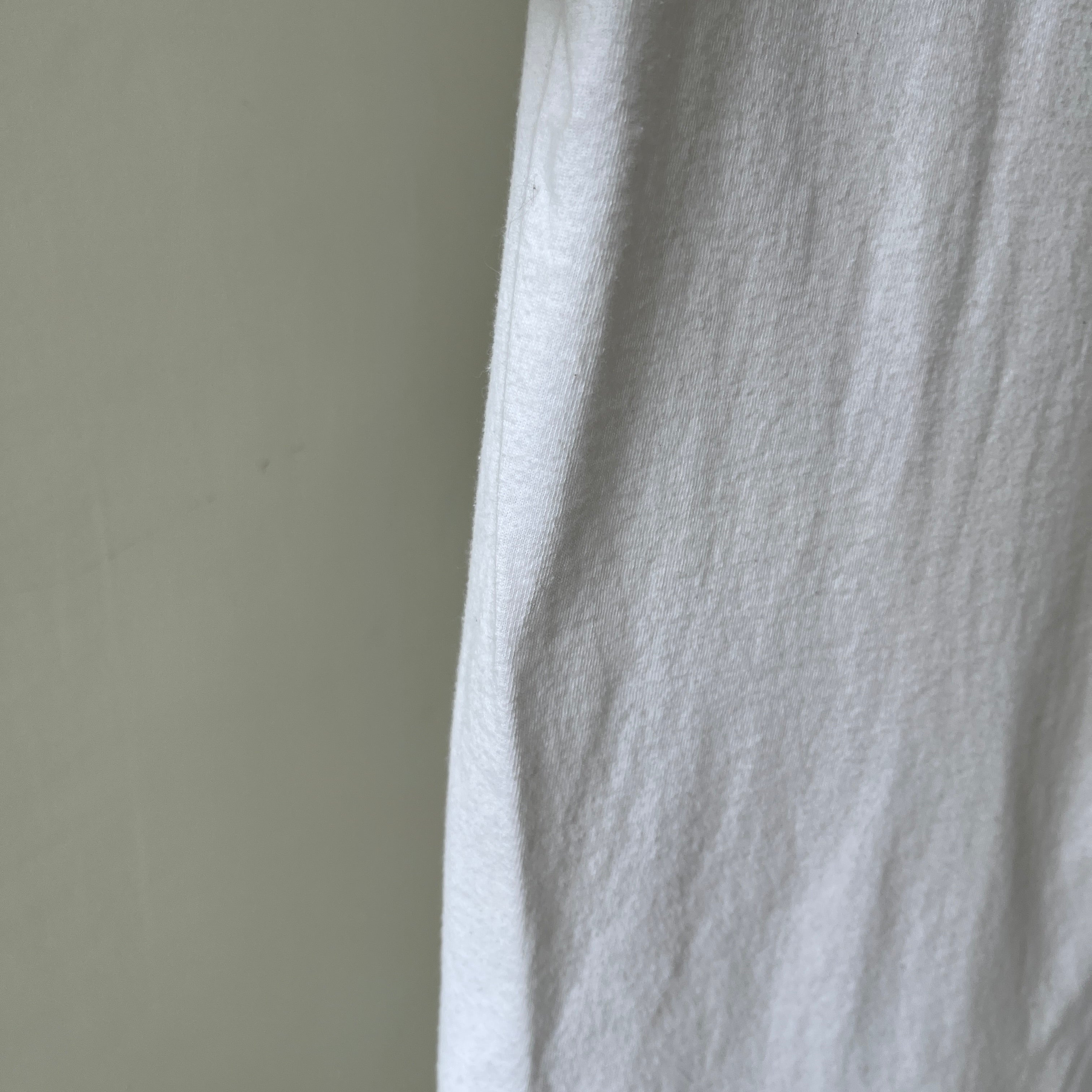 T-shirt teinté de peinture noire vierge des années 00