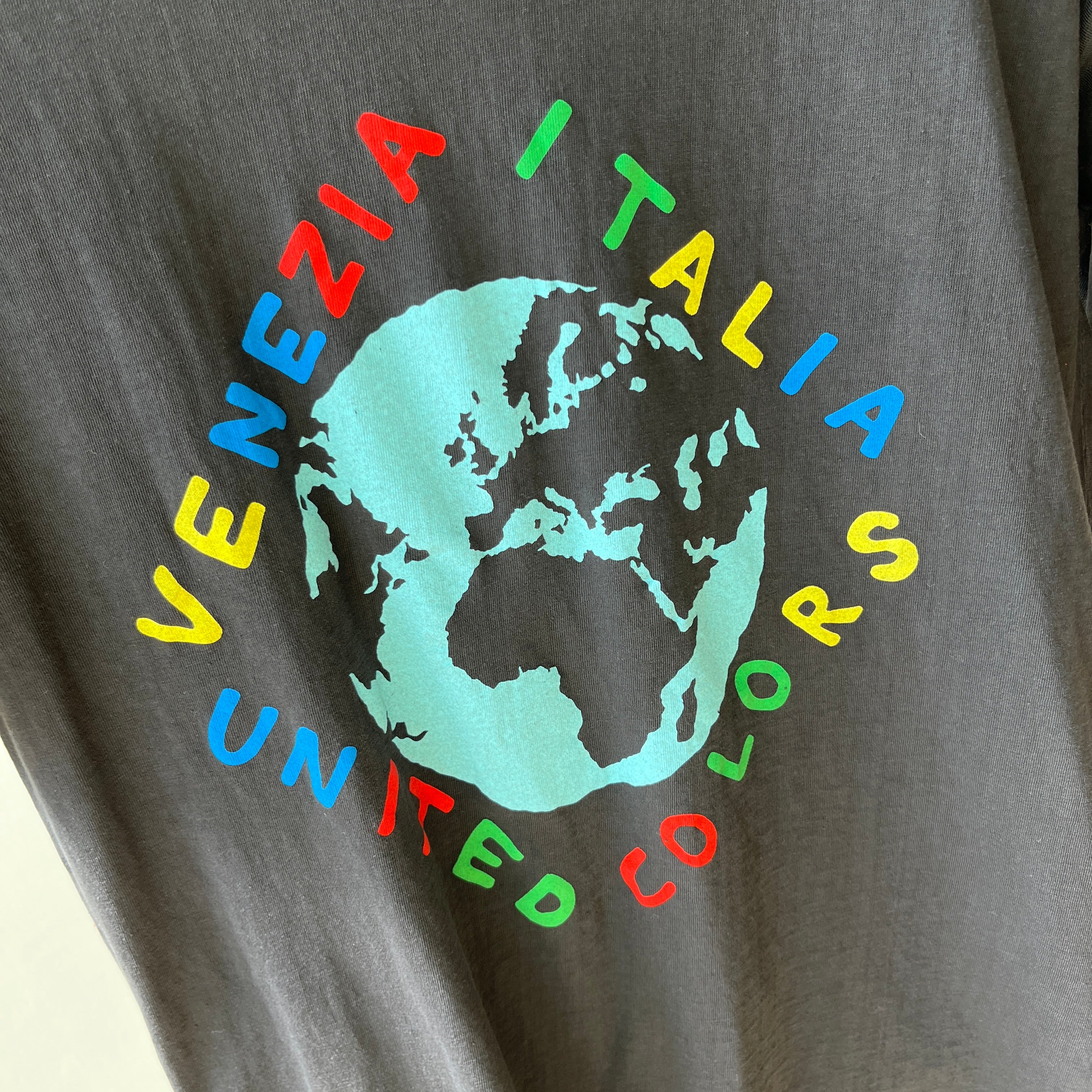 1980/90 Venezia Italia Tourist T-Shirt with a Hole in It