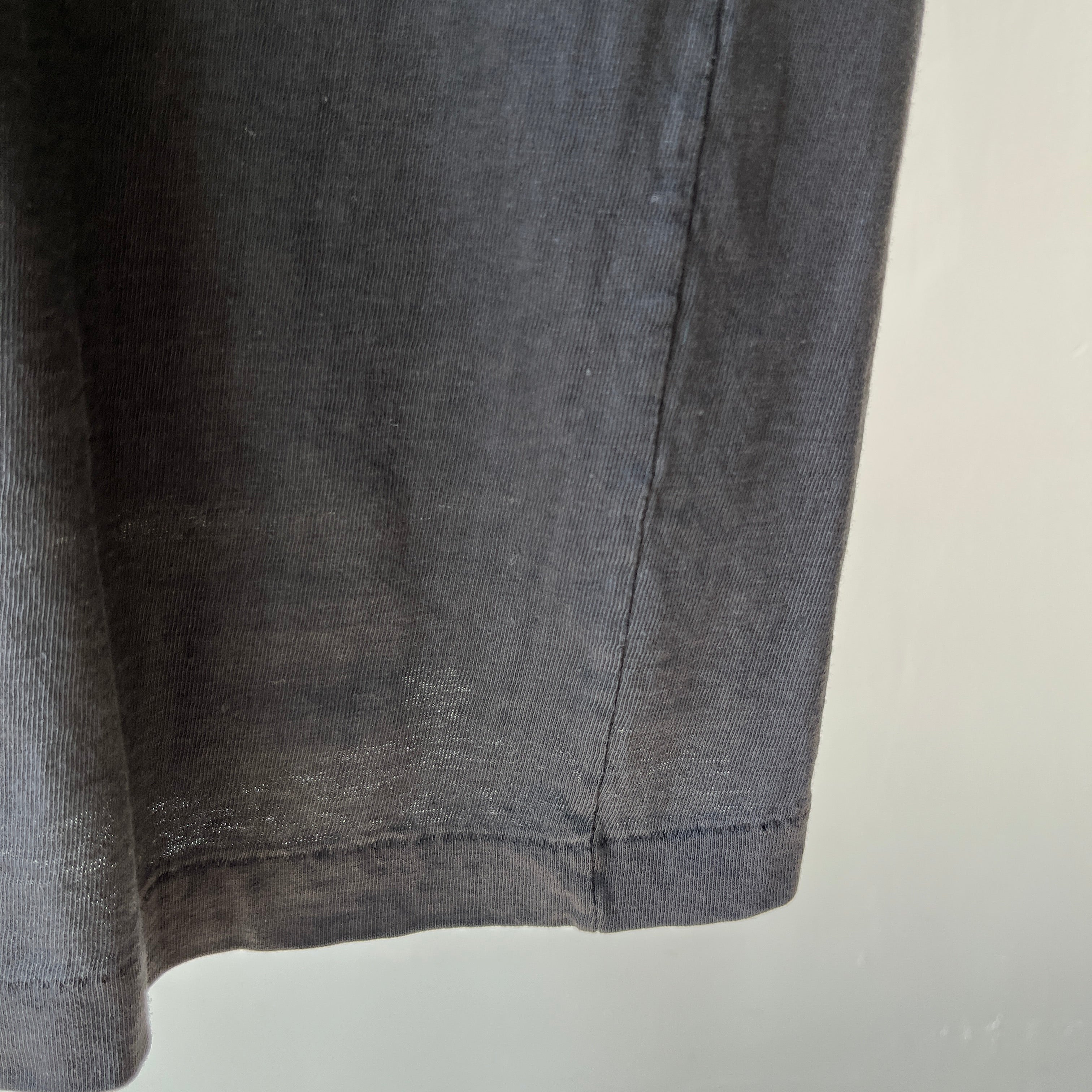 1980/90 Venezia Italia Tourist T-Shirt with a Hole in It