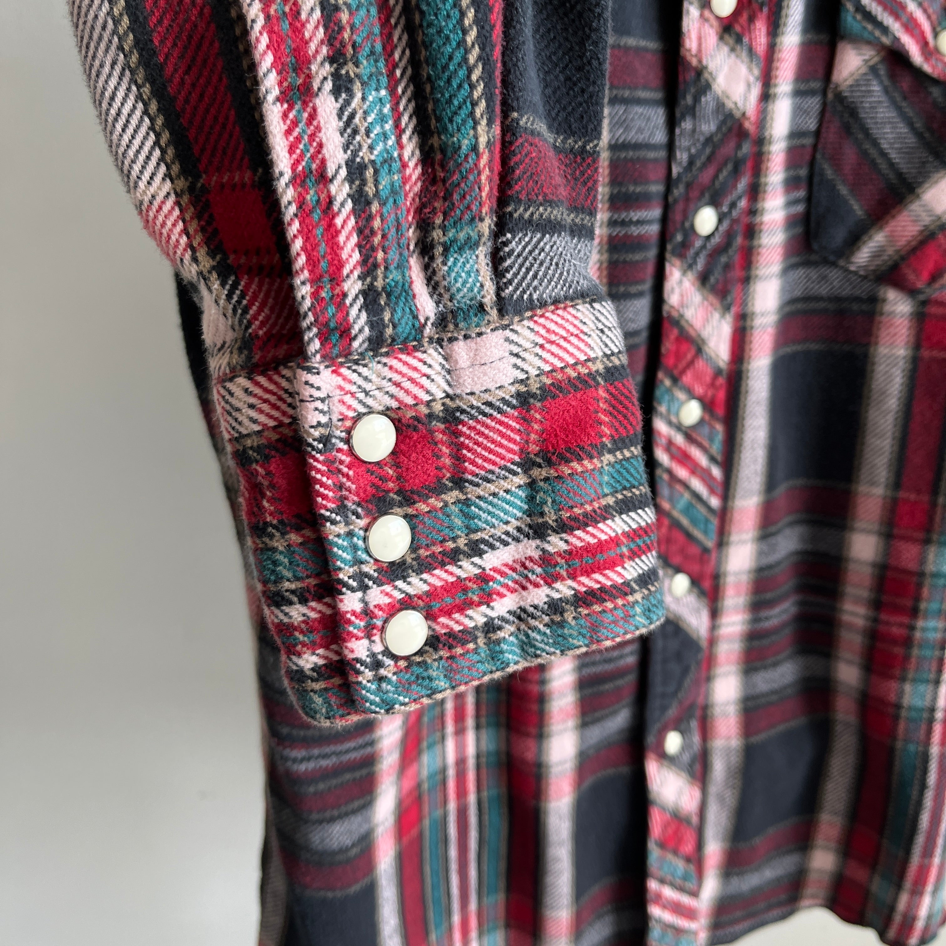 Retro 1990s Plaid Button Up Flannel Shirt With Front Pocket