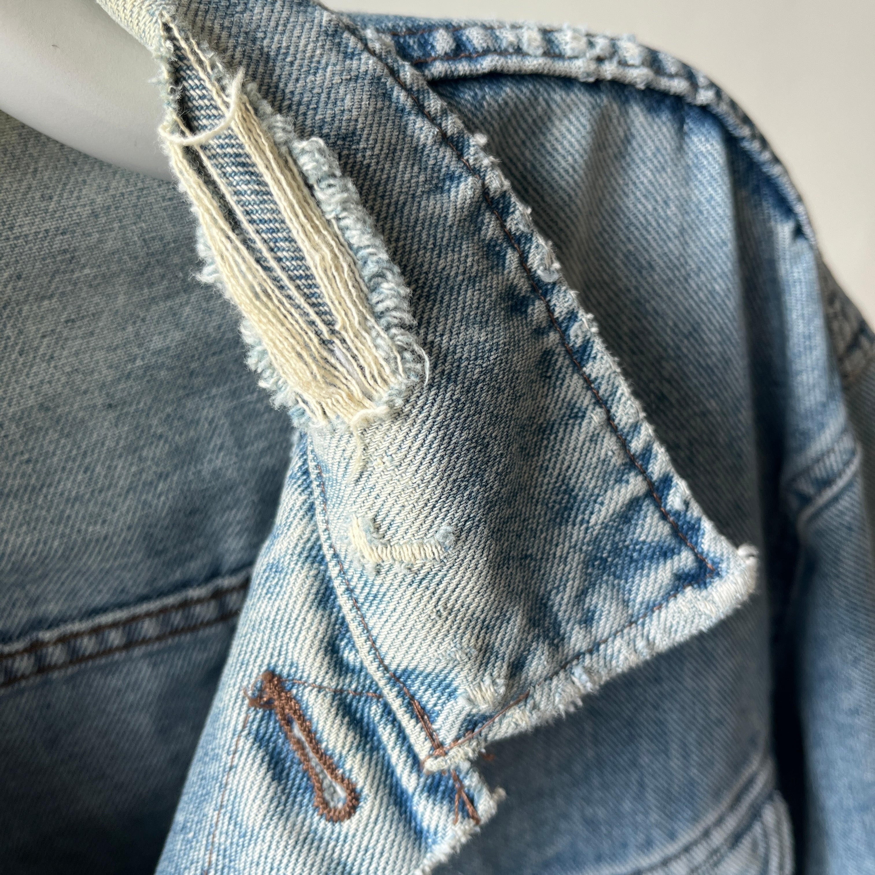 1990/2000s Riveted Lee Beat Up and Thrashed Beyond Denim Jean Jacket - Soft and Slouchy