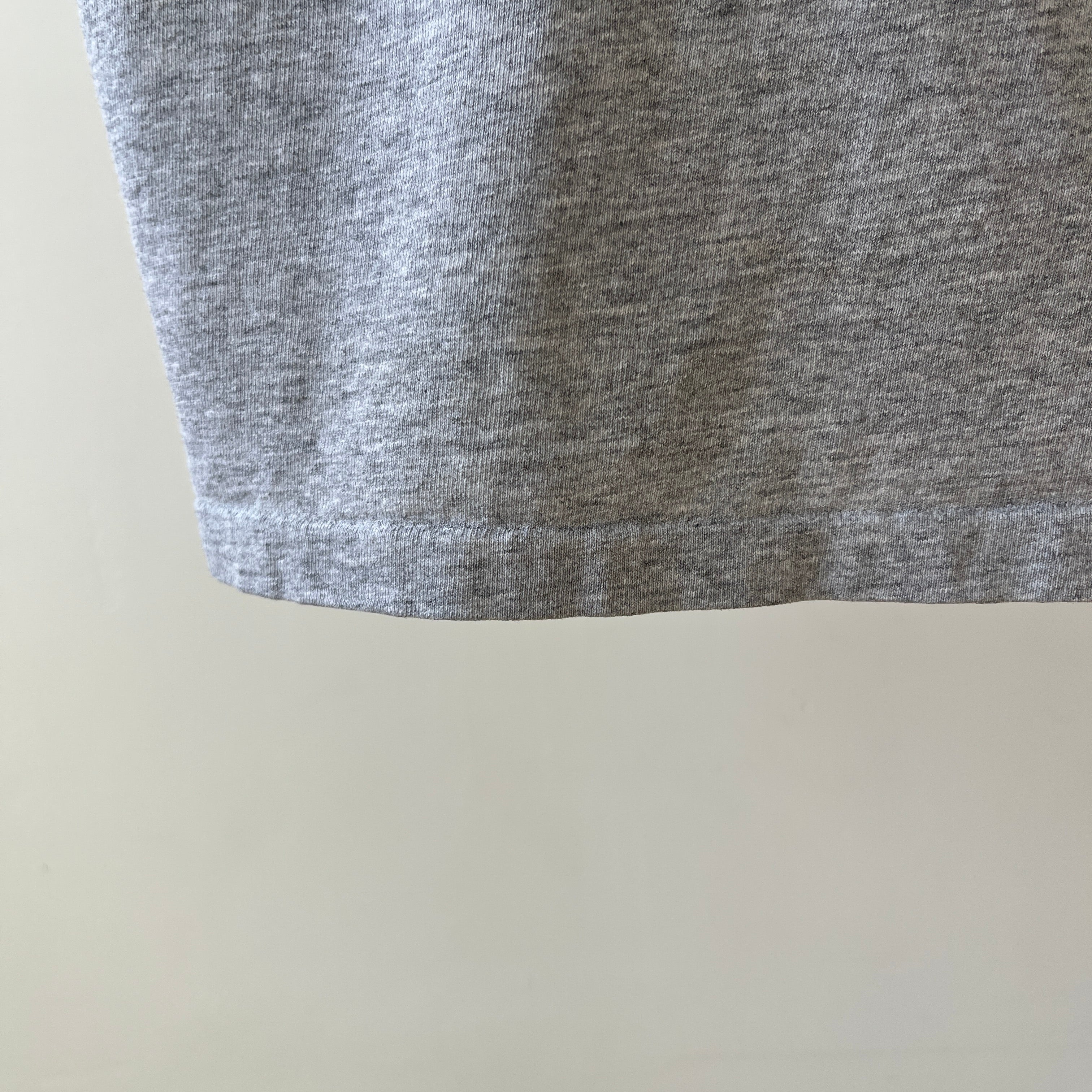 T-shirt teinté de peinture noire vierge des années 00