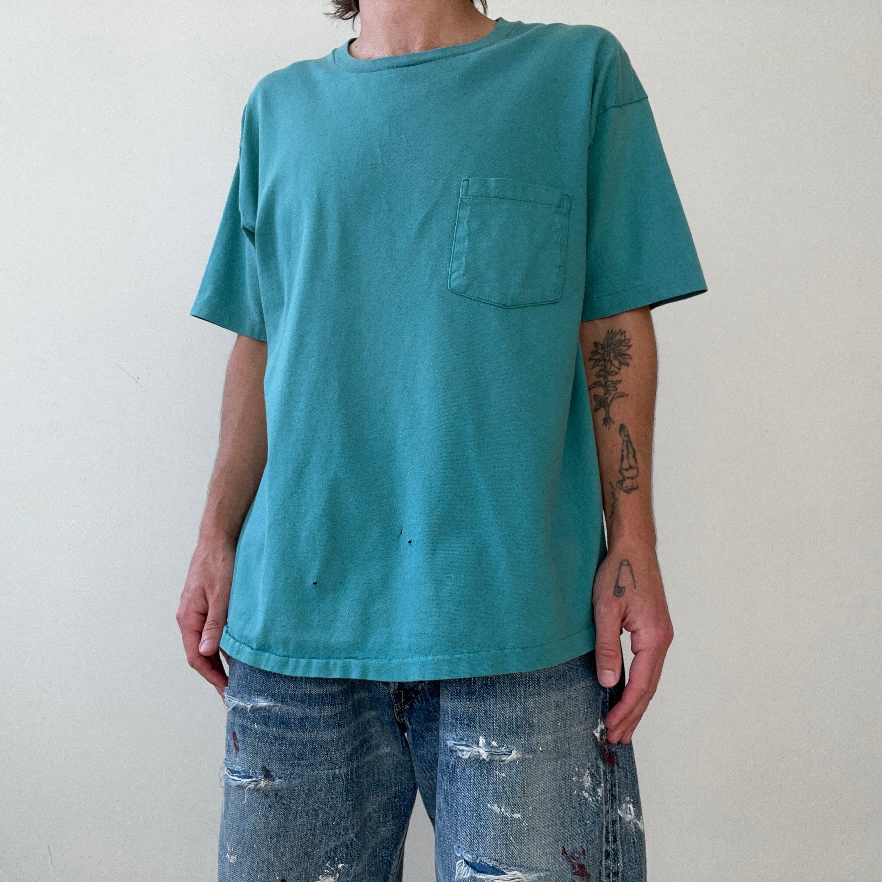 T-shirt teinté de peinture noire vierge des années 00