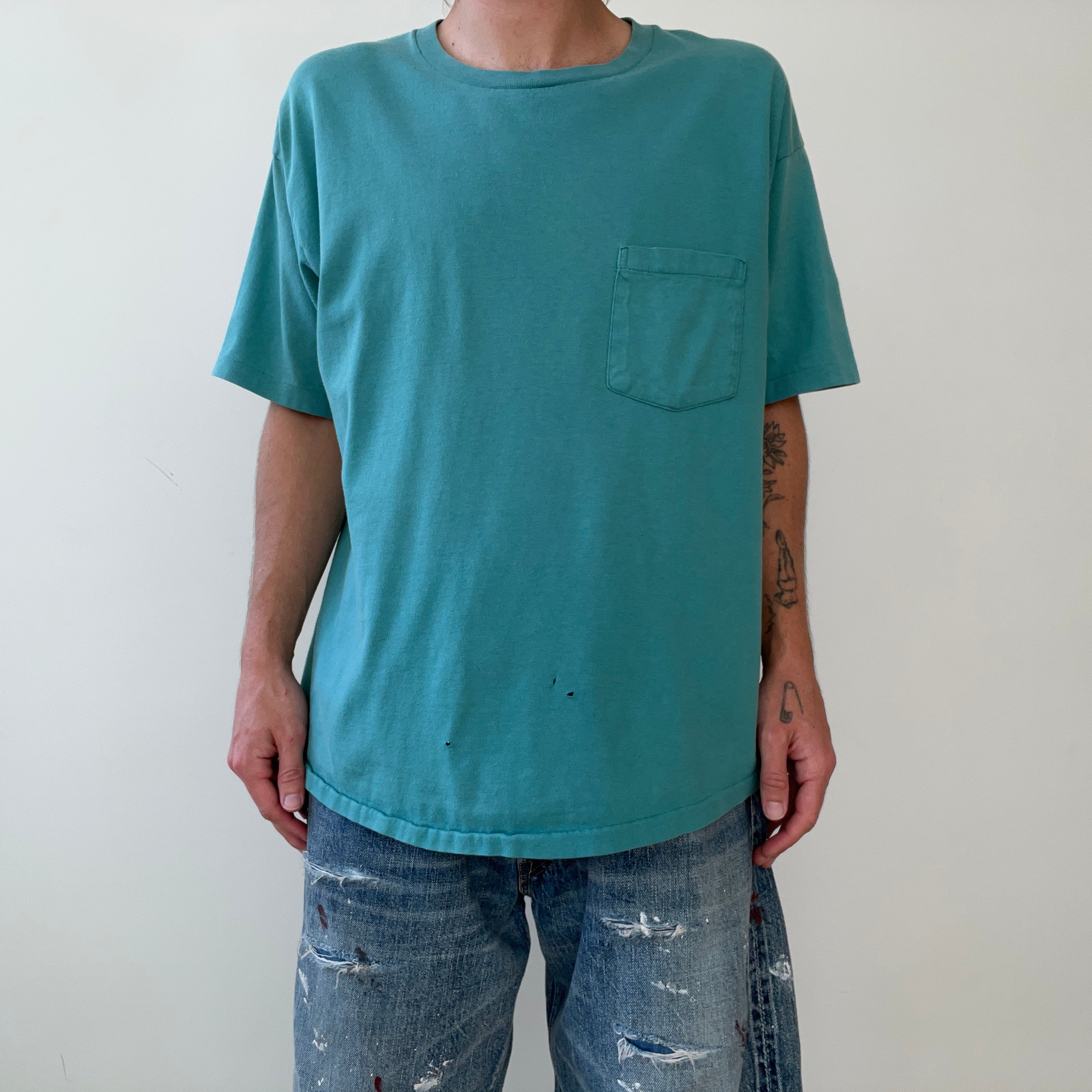 T-shirt teinté de peinture noire vierge des années 00