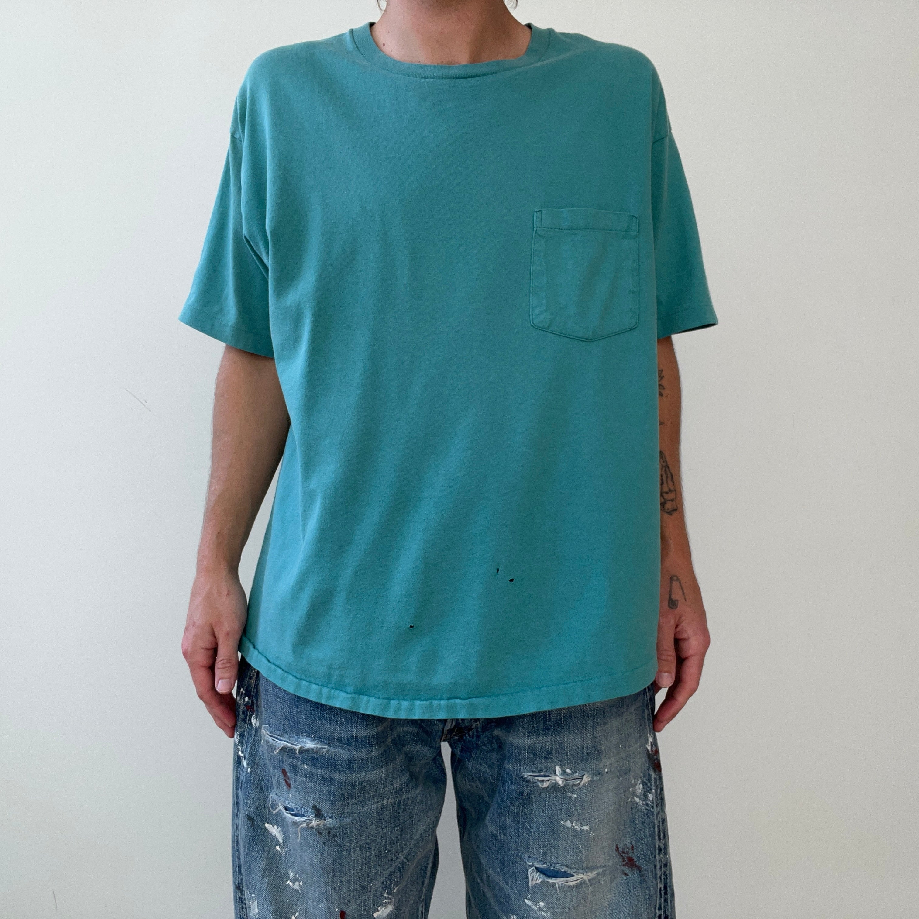 T-shirt teinté de peinture noire vierge des années 00