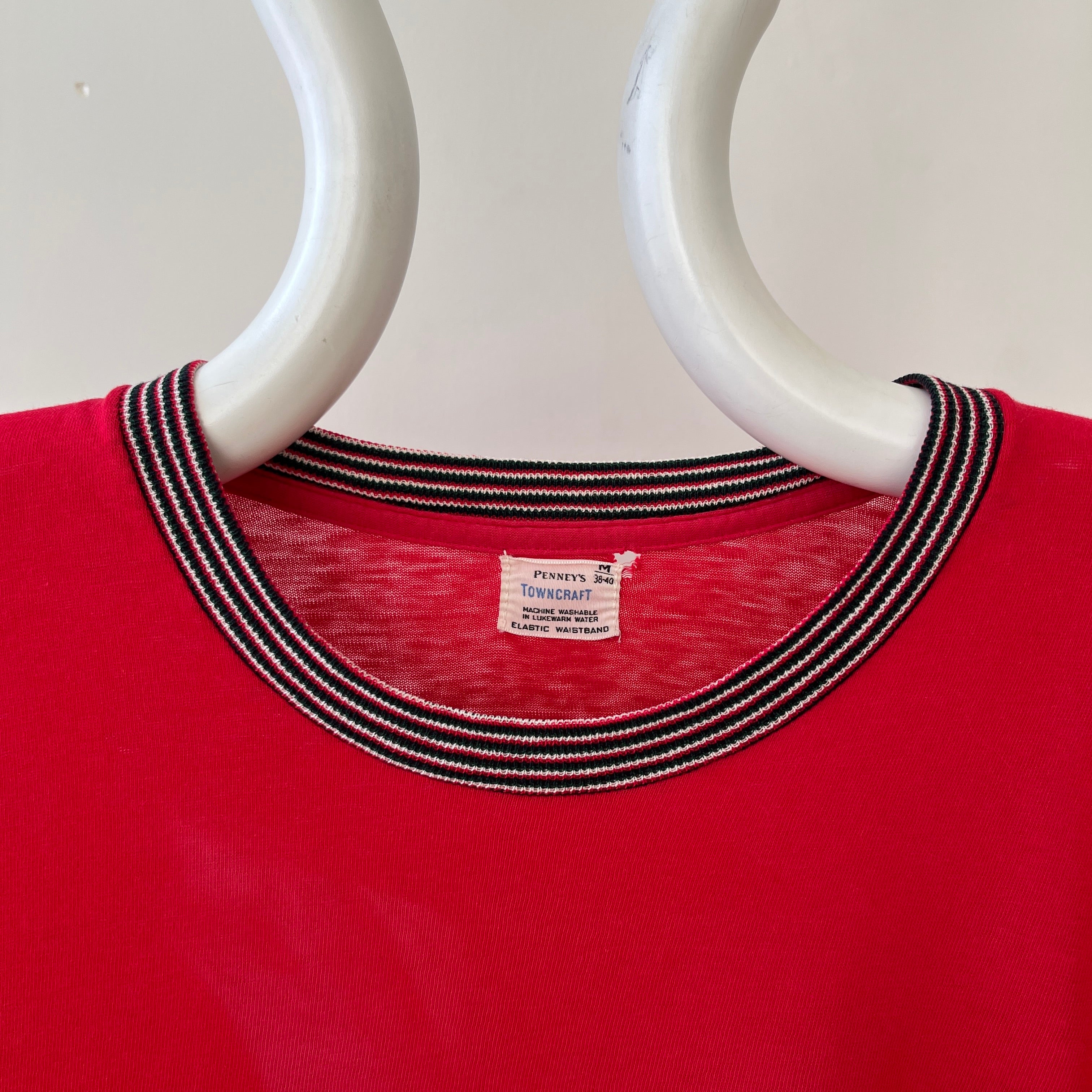 T-shirt teinté de peinture noire vierge des années 00