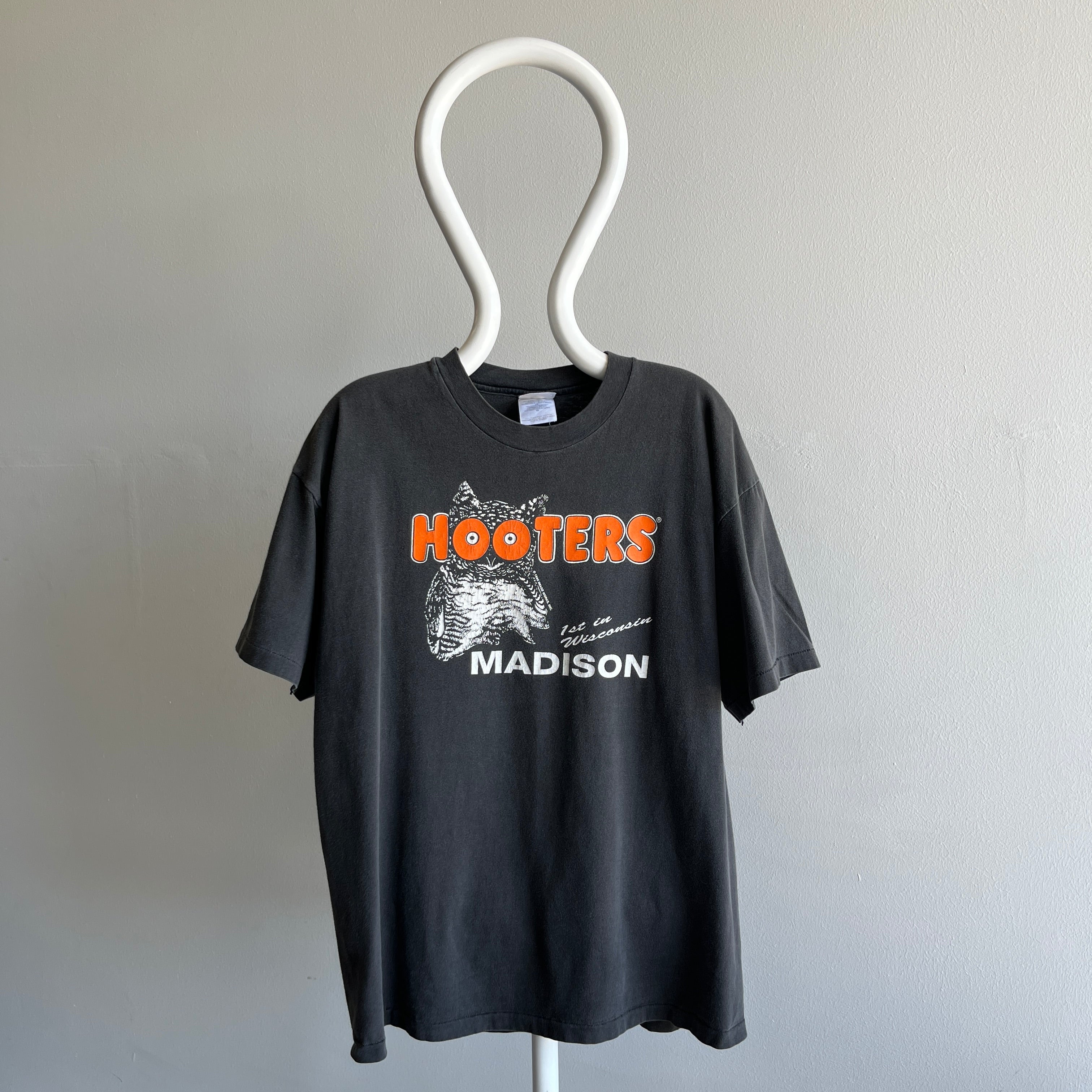 1995 Madison Wisconsin Hooters T-Shirt