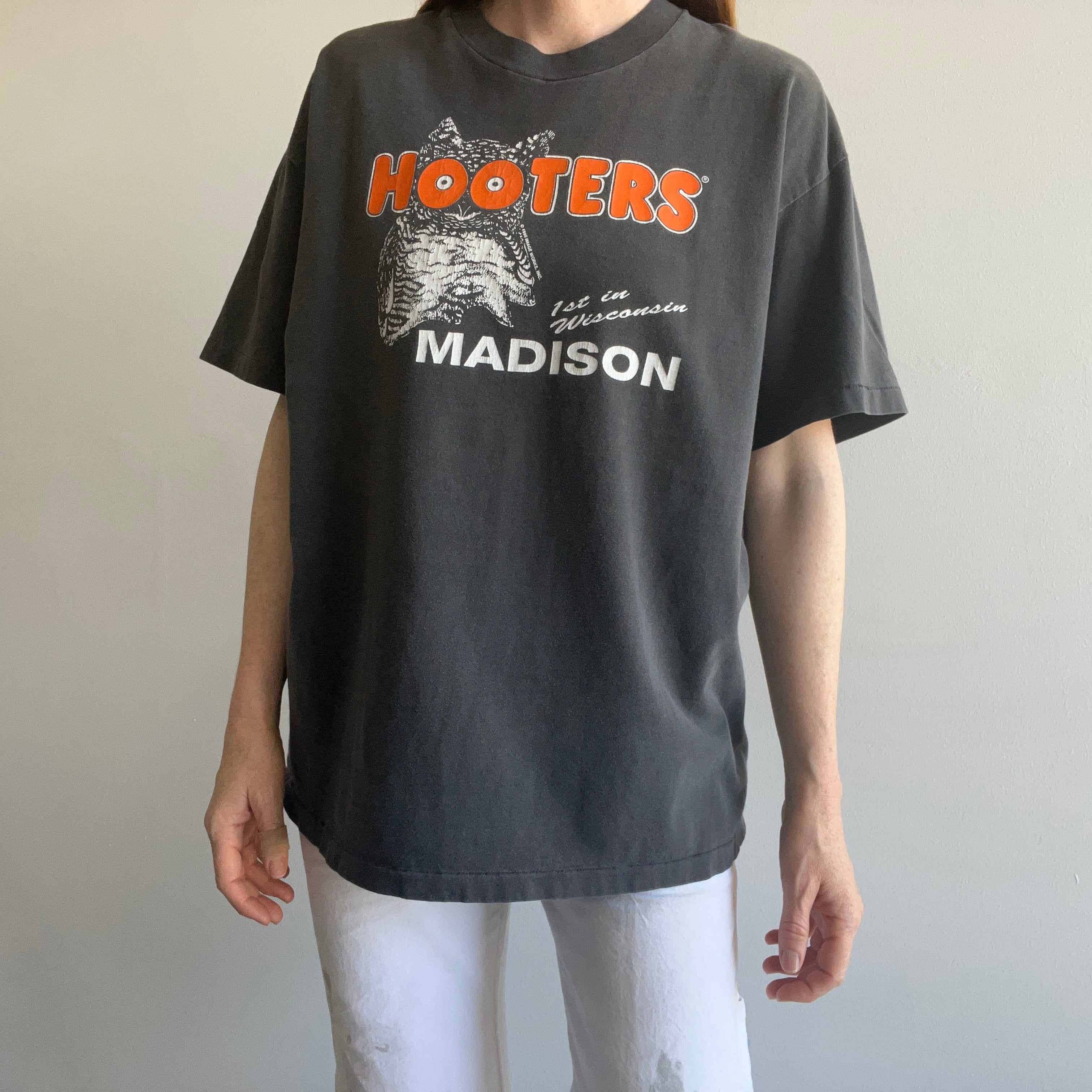 1995 Madison Wisconsin Hooters T-Shirt