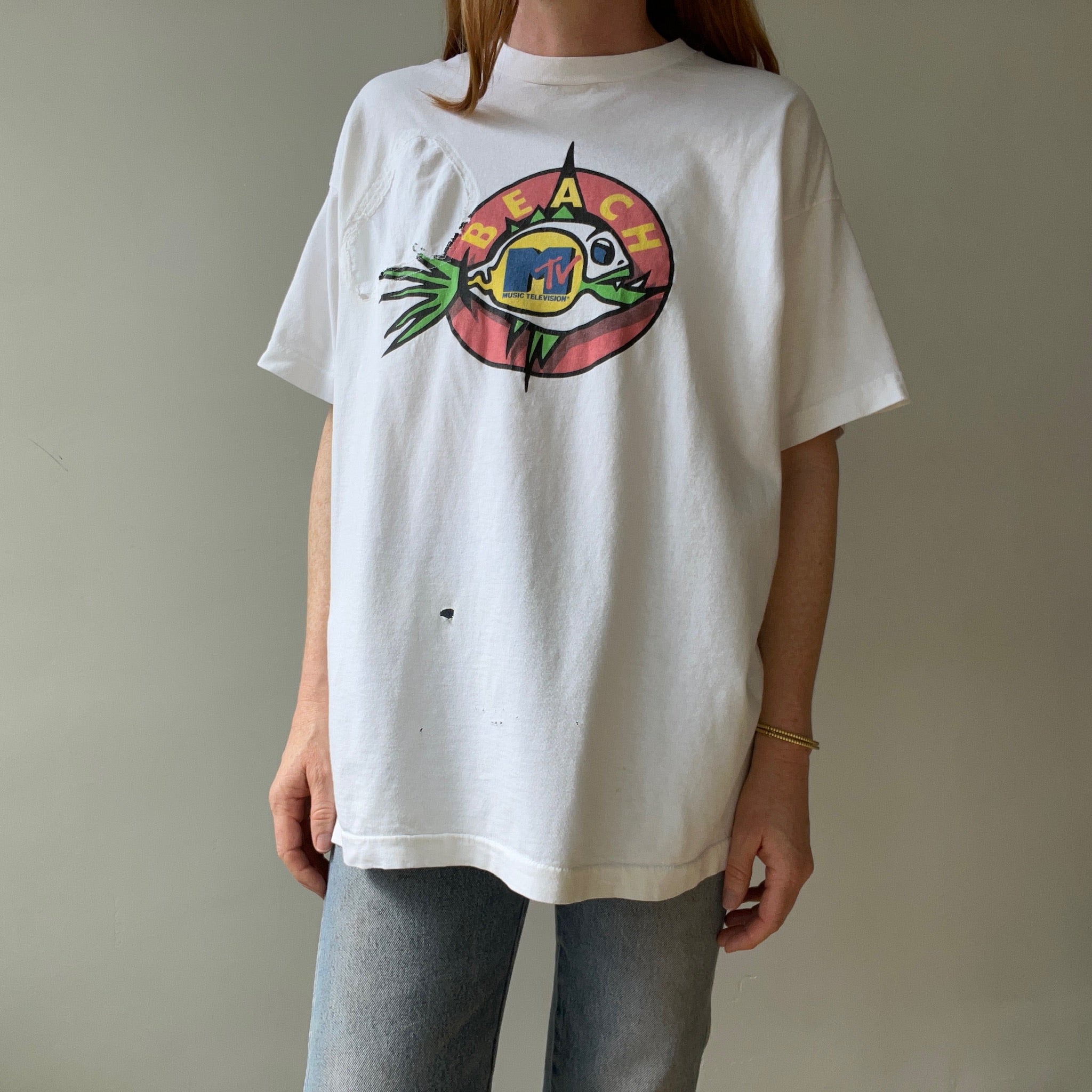 1990s MTV Beach TV with Great 90s Content on the Backside and Mending