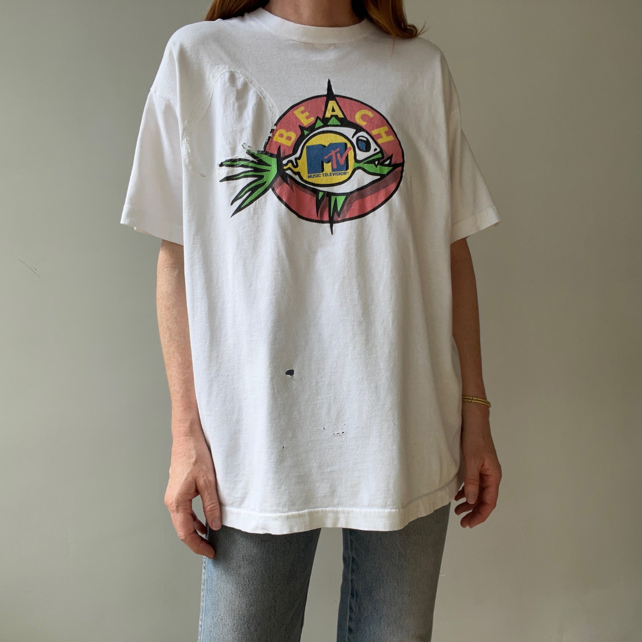 1990s MTV Beach TV with Great 90s Content on the Backside and Mending