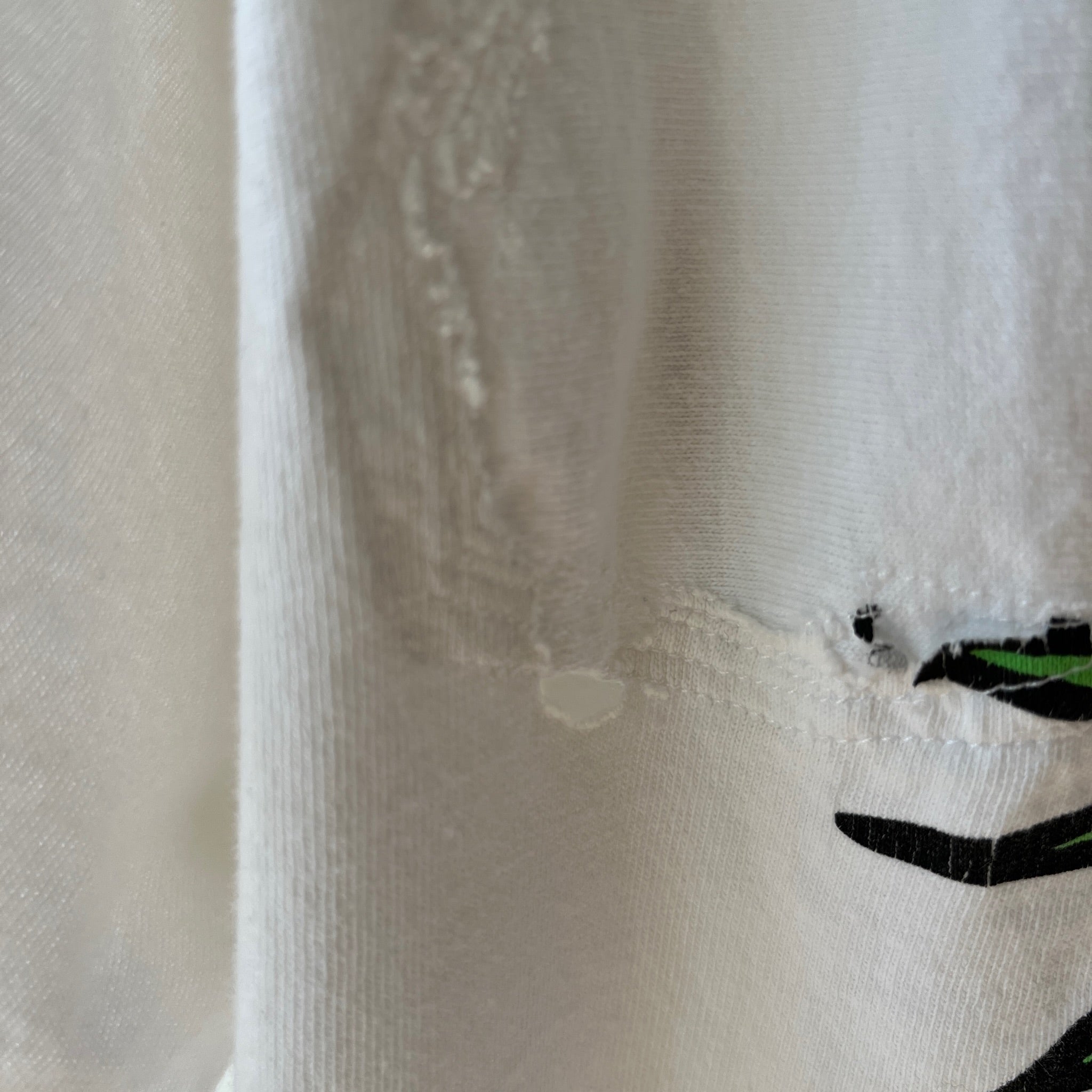 1990s MTV Beach TV with Great 90s Content on the Backside and Mending