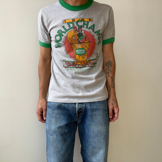 COLLECTIBLE 1986 World Champs Boston Celtics T-Shirt - Larry Bird, Kevin McHale, Robert Parish, Danny Ainge, Dennis Johnson Era