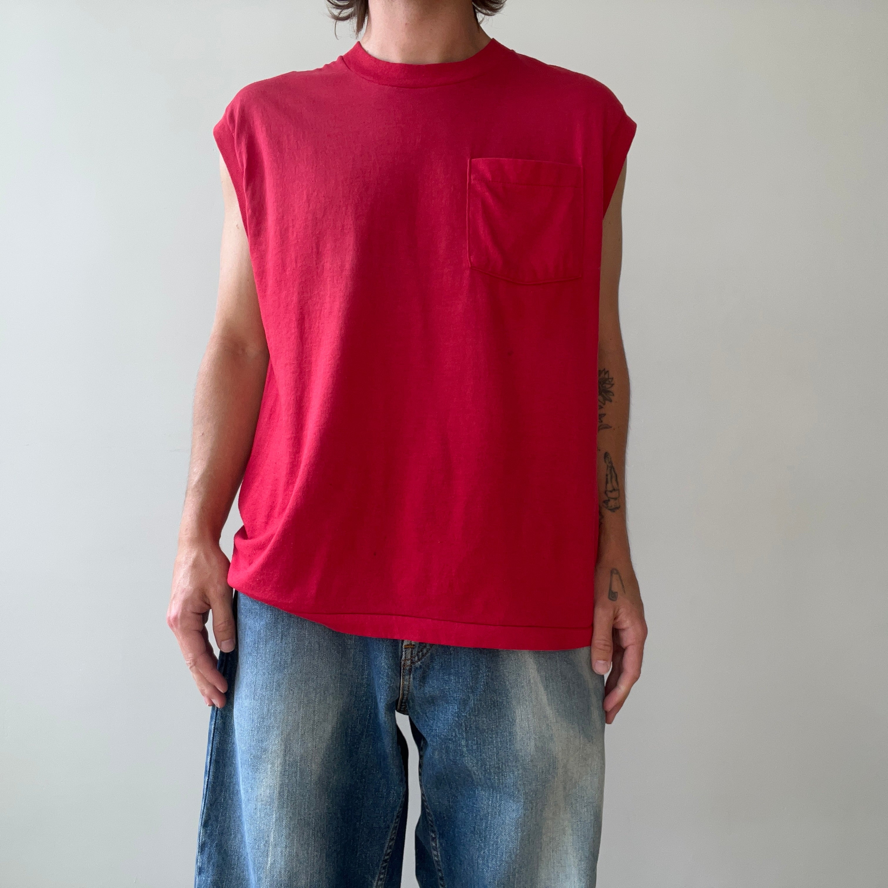 T-shirt teinté de peinture noire vierge des années 00