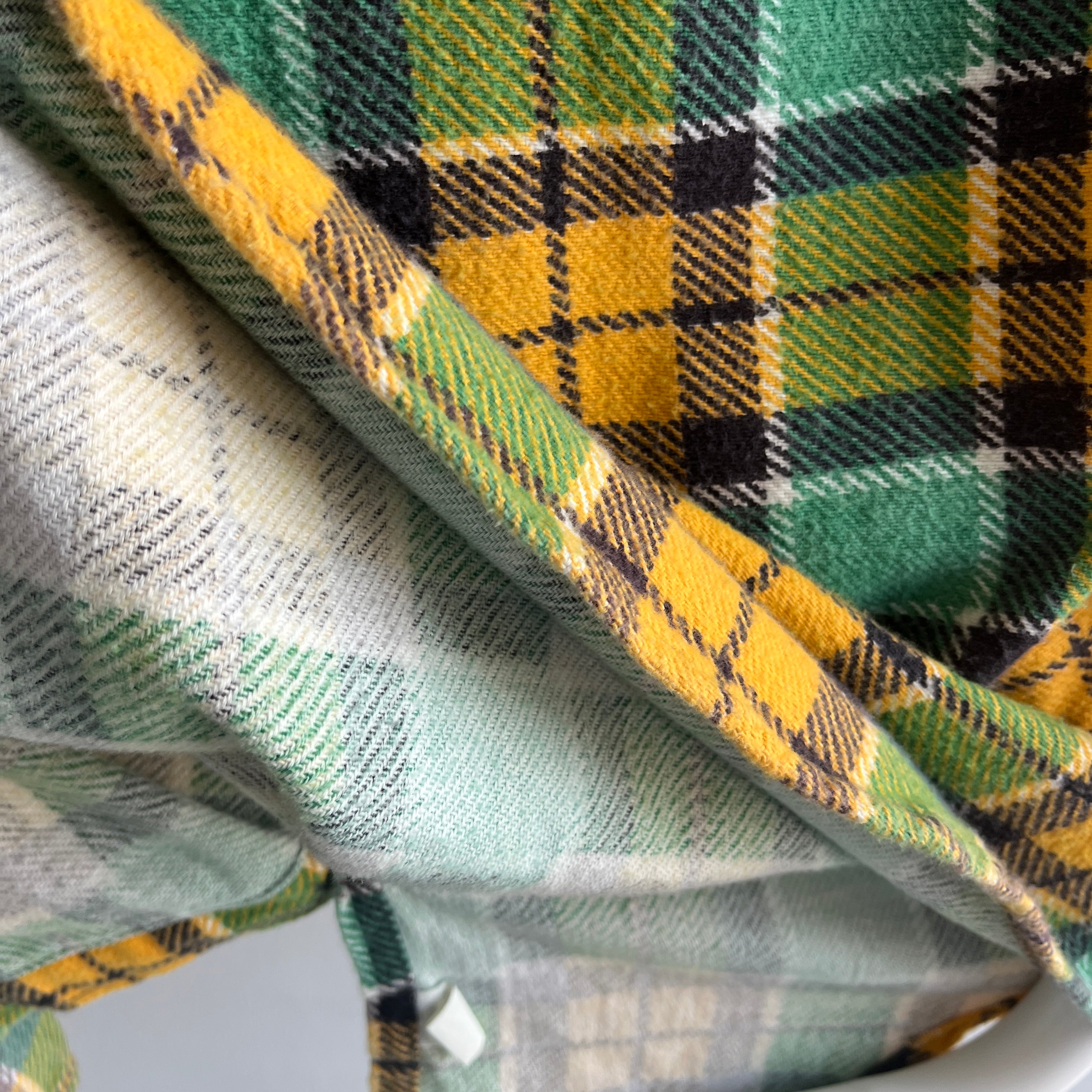 1970s Cool Sun Faded Shoulder Green and Yellow Cotton Flannel (Smaller Size)