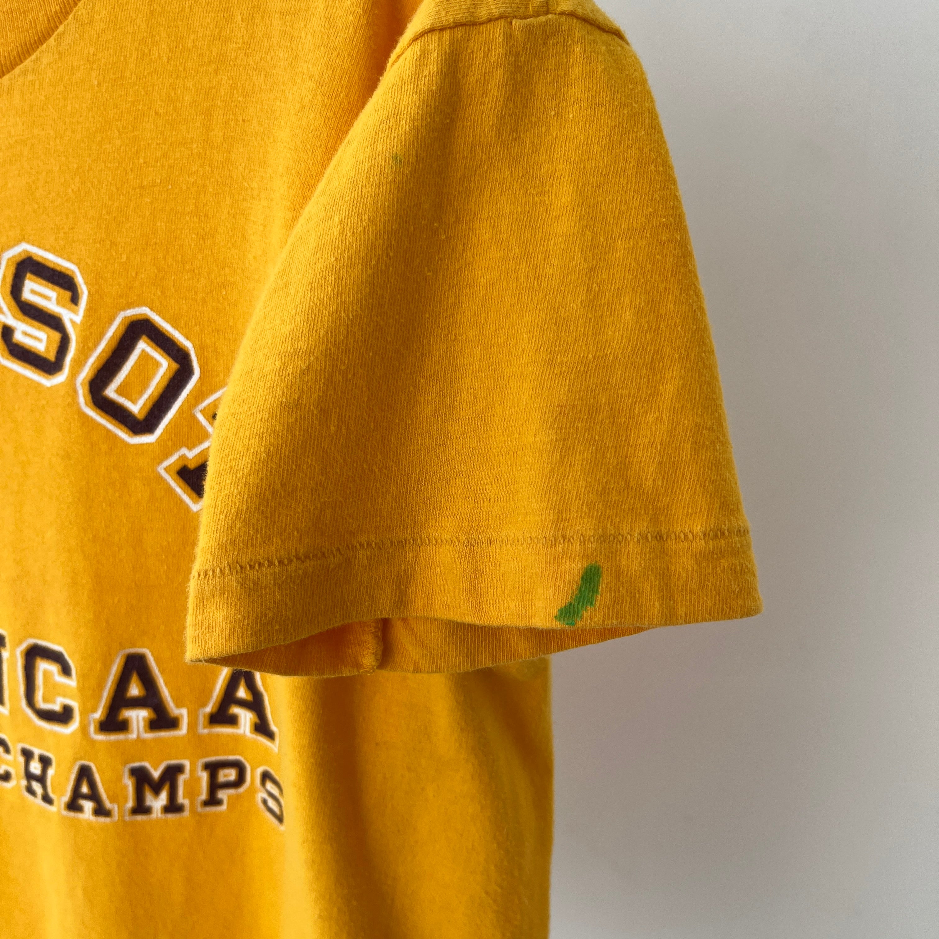 1979 Minnesota NCAA Hockey Champs T Shirt !!! Collectible