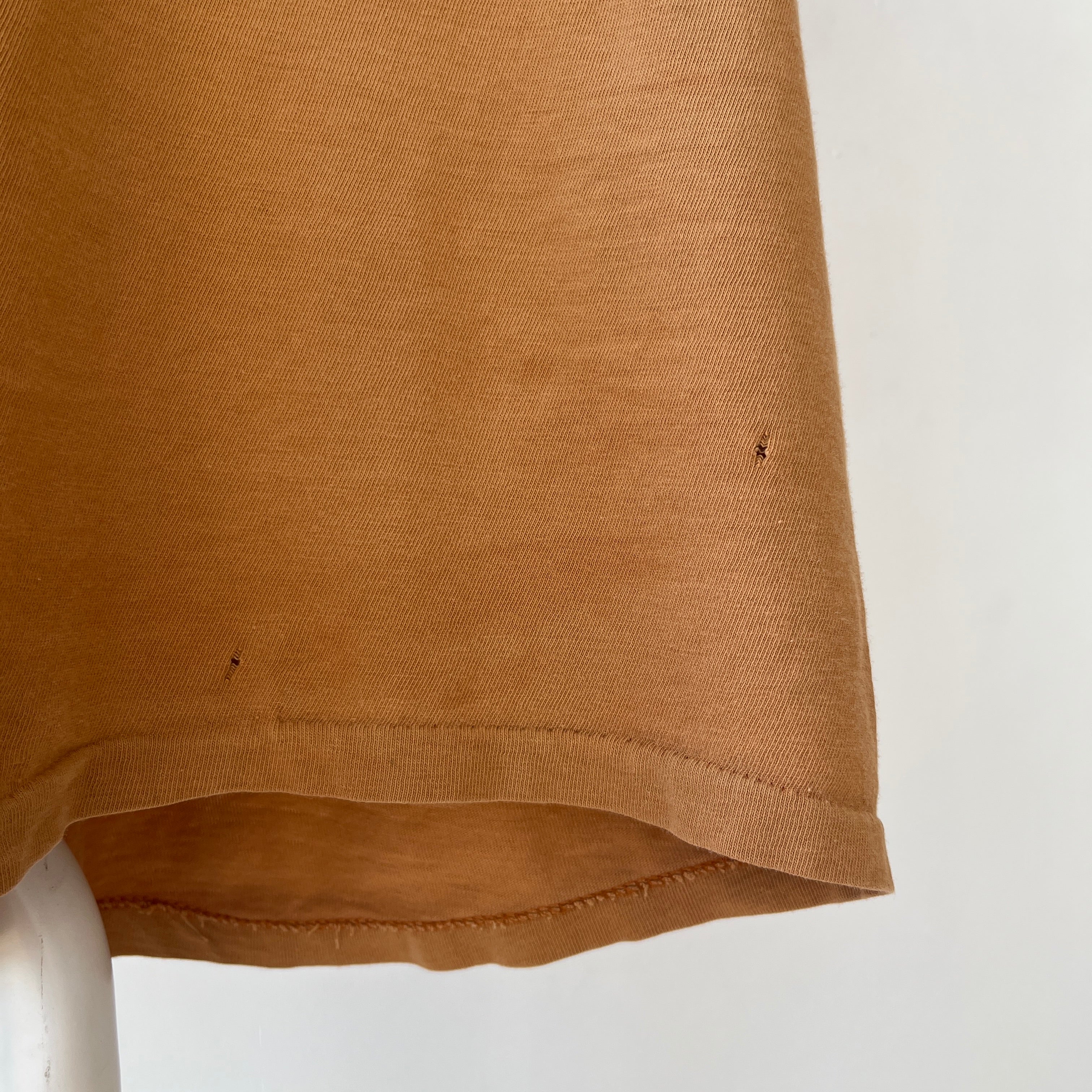 T-shirt teinté de peinture noire vierge des années 00