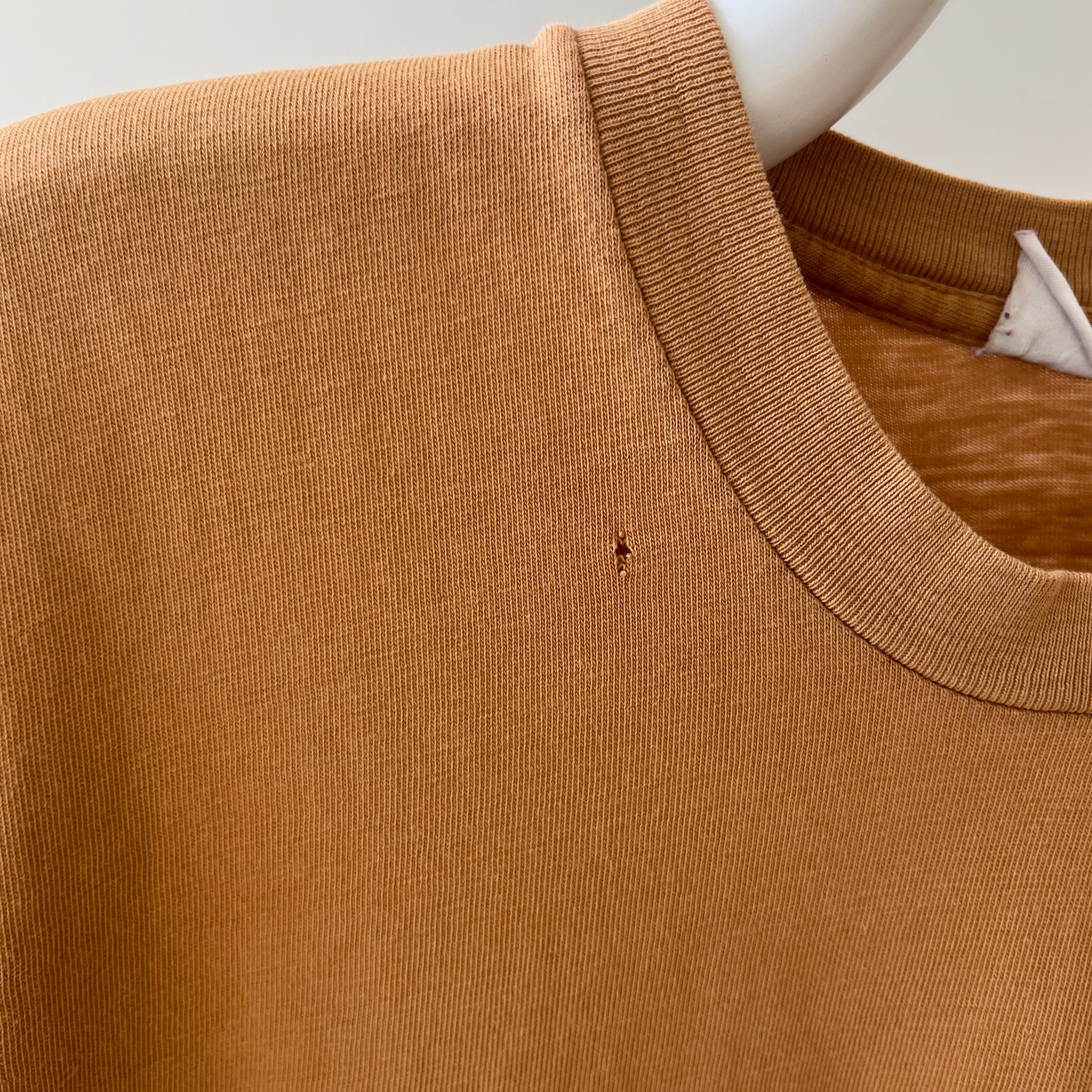 T-shirt teinté de peinture noire vierge des années 00