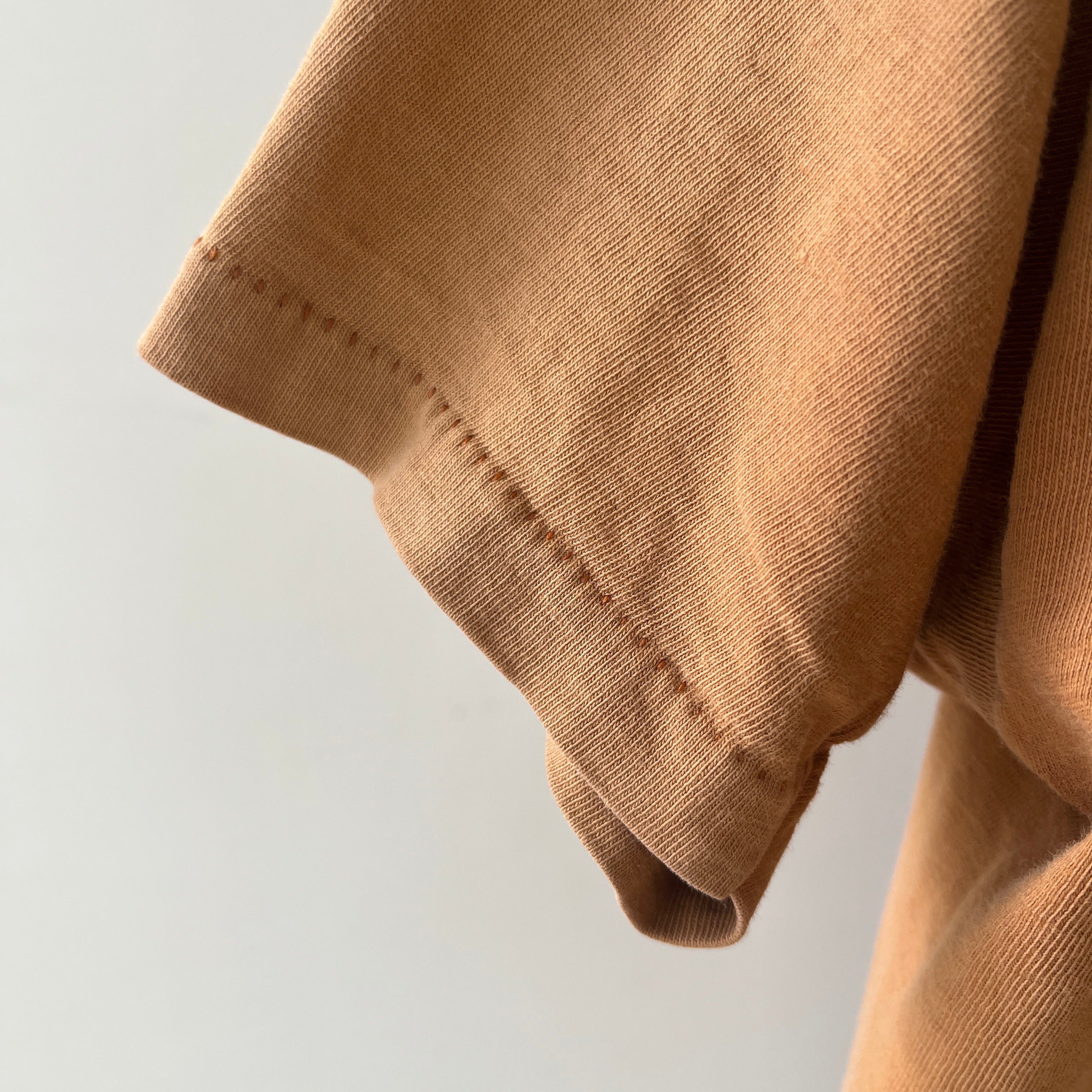 T-shirt teinté de peinture noire vierge des années 00