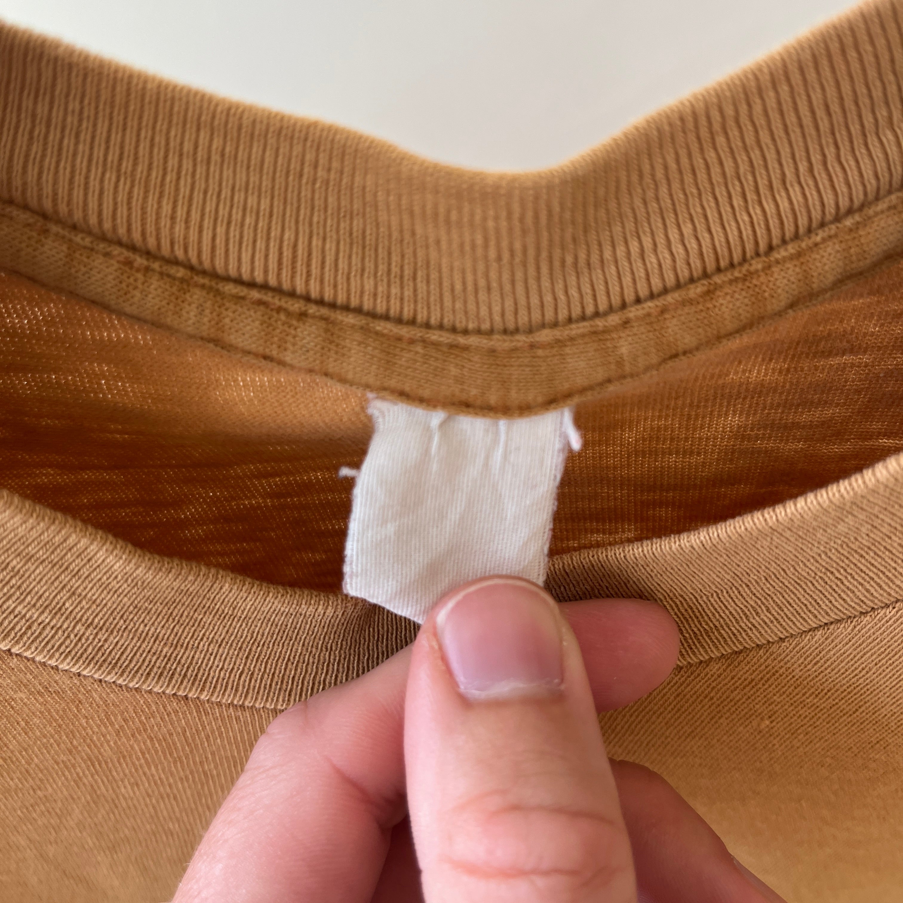 T-shirt teinté de peinture noire vierge des années 00