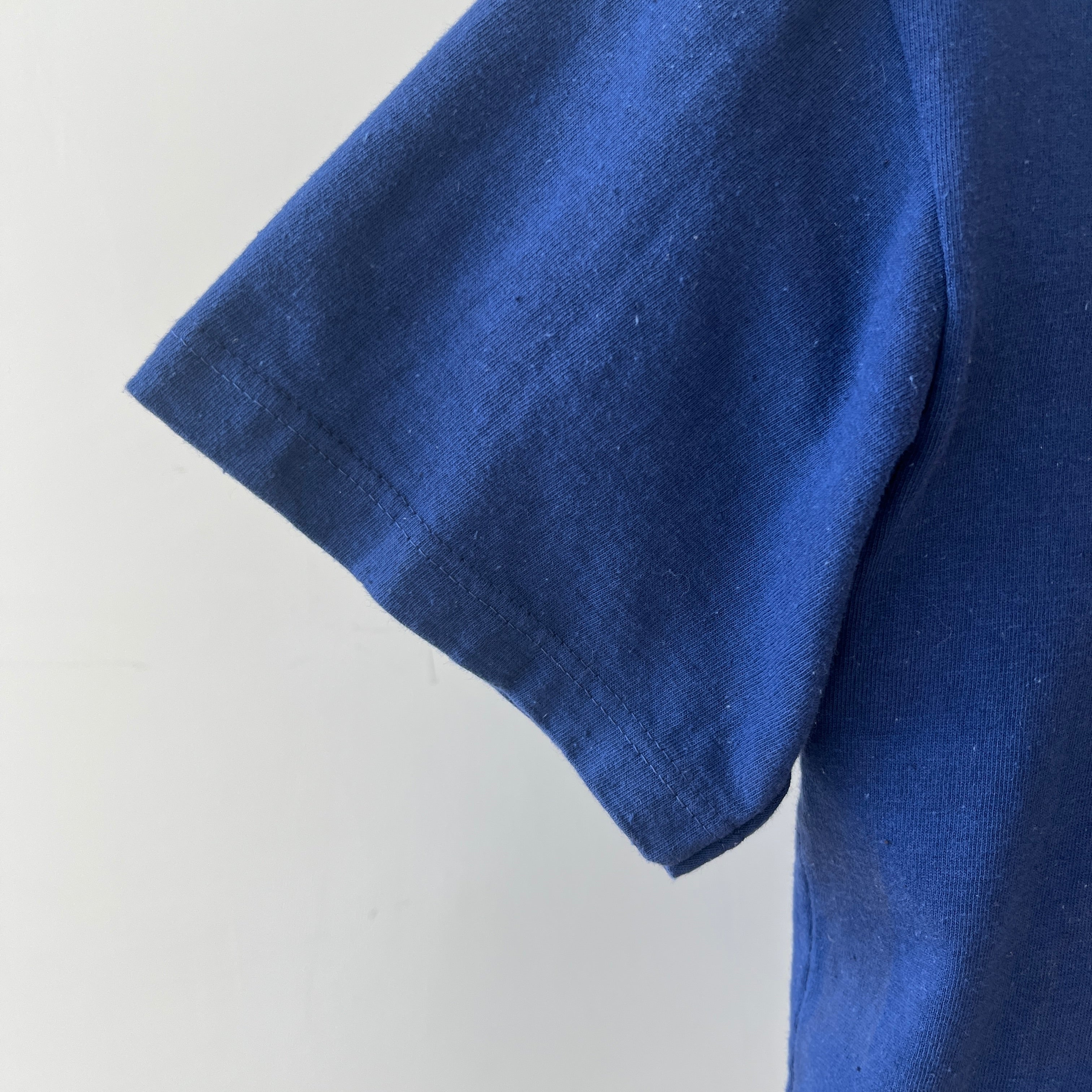 T-shirt teinté de peinture noire vierge des années 00