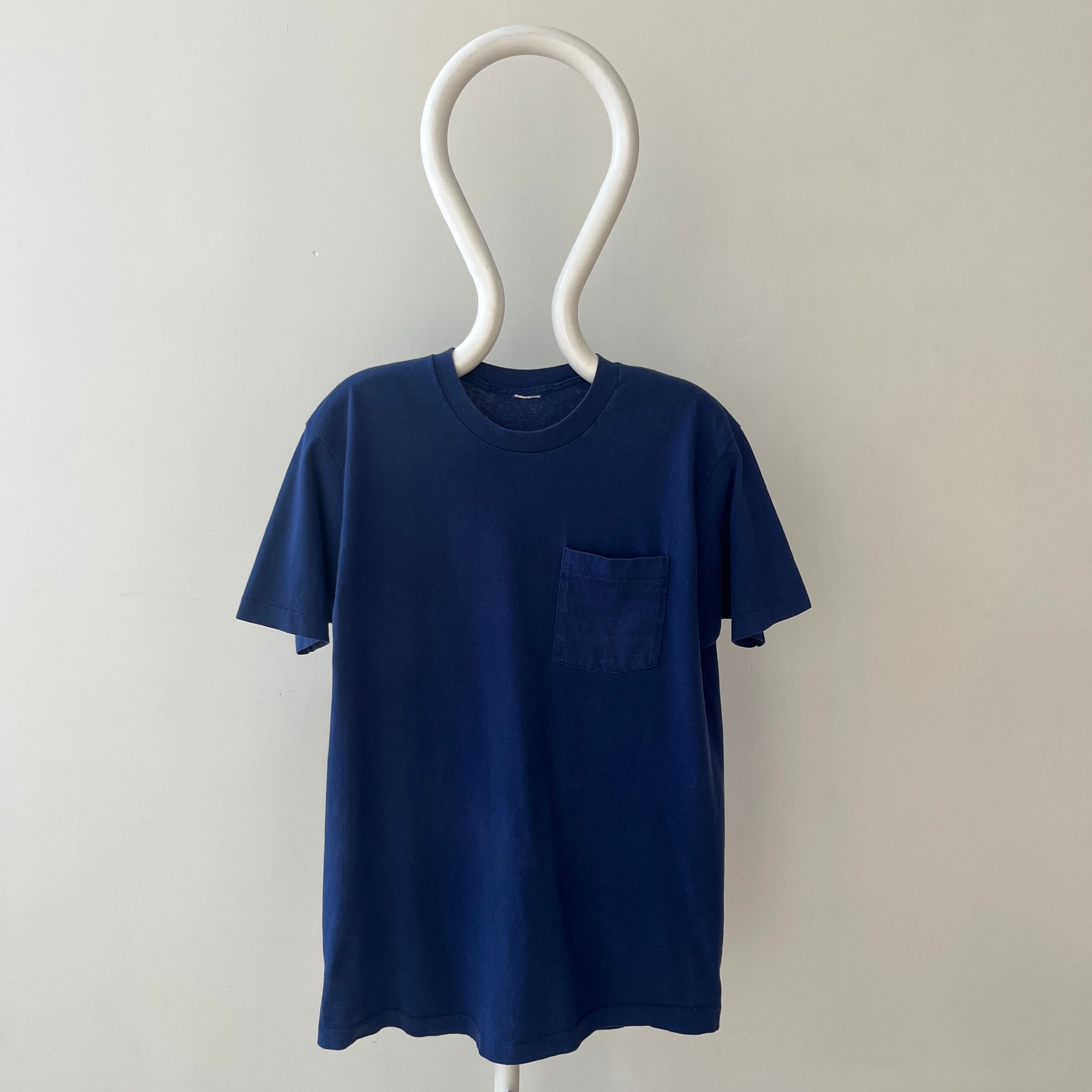 T-shirt teinté de peinture noire vierge des années 00