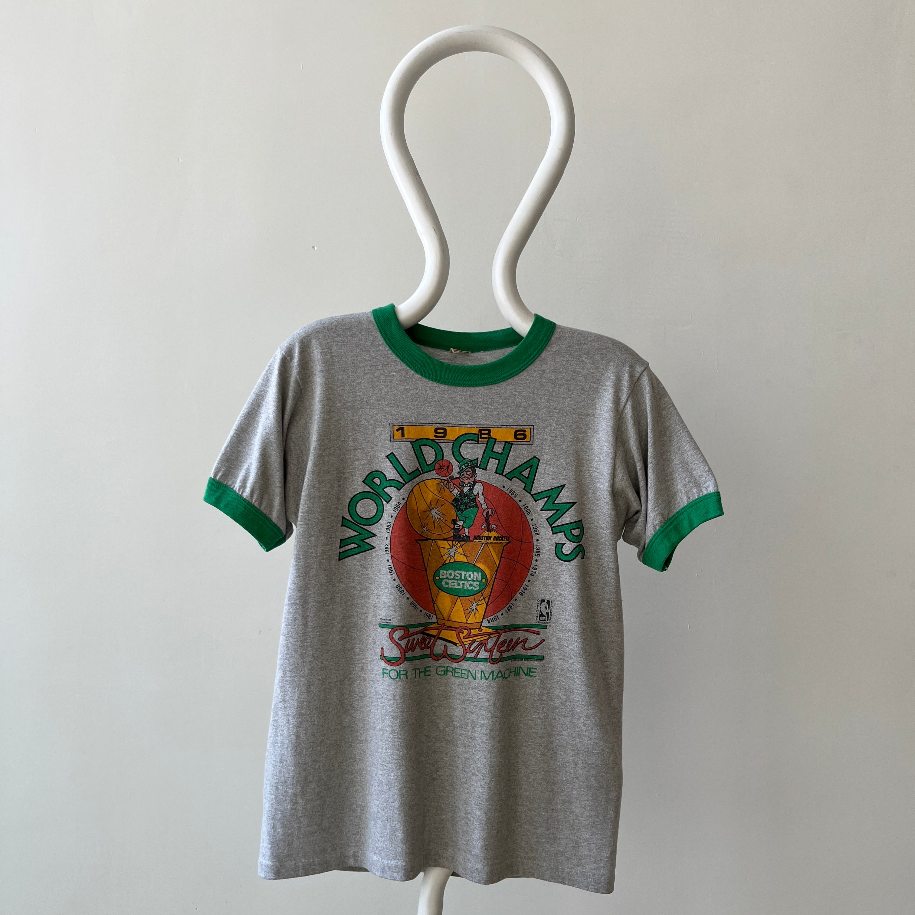 COLLECTIBLE 1986 World Champs Boston Celtics T-Shirt - Larry Bird, Kevin McHale, Robert Parish, Danny Ainge, Dennis Johnson Era