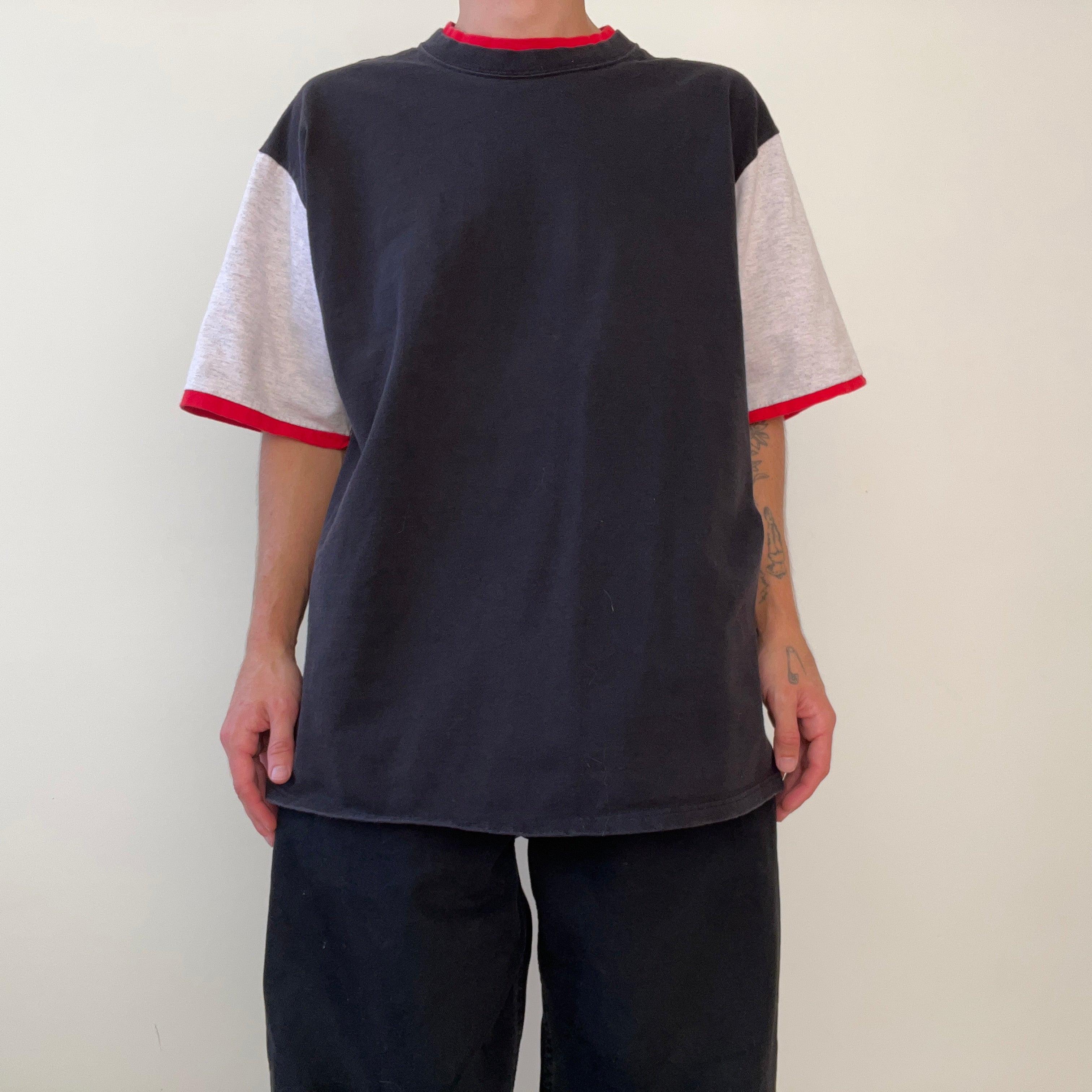 T-shirt teinté de peinture noire vierge des années 00