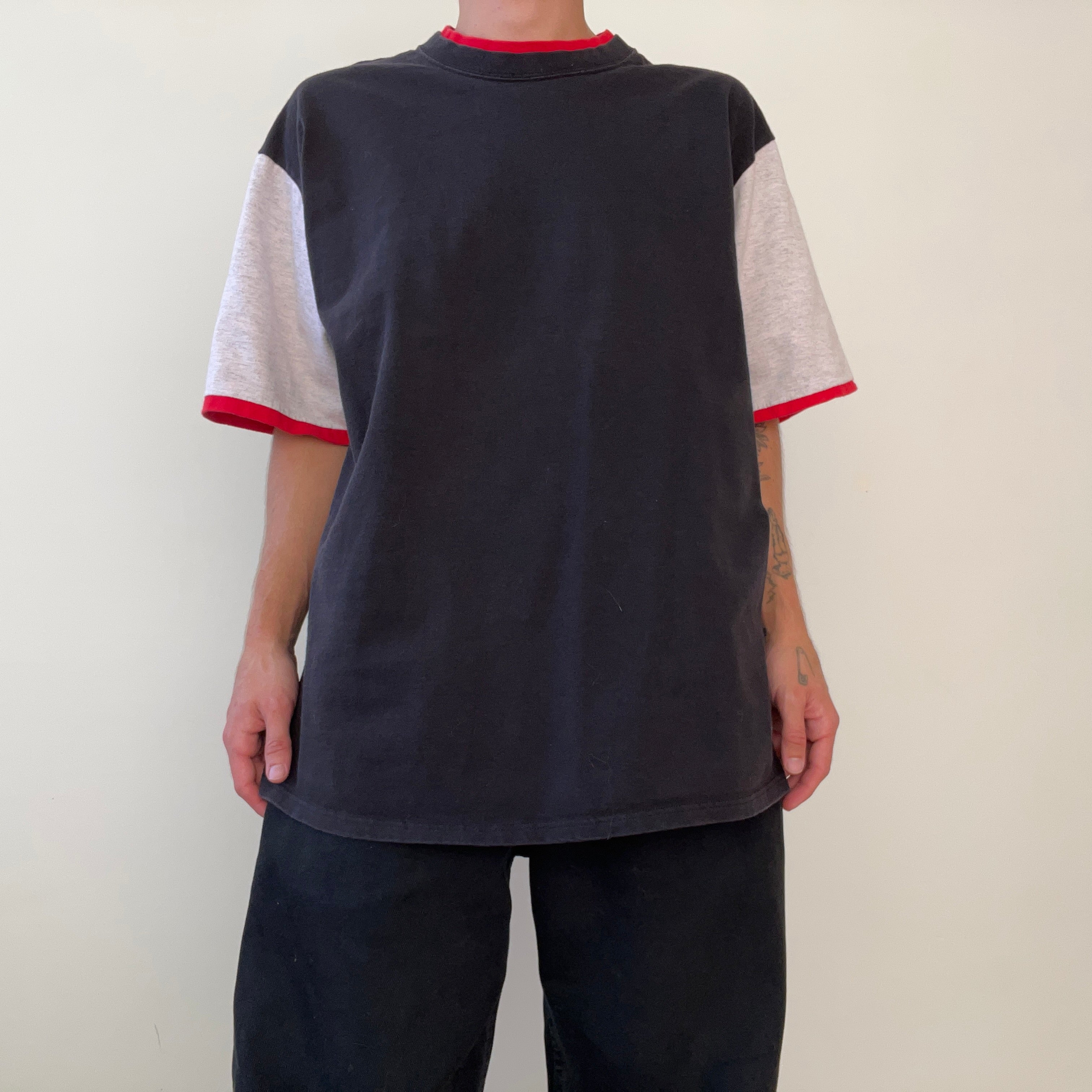 T-shirt teinté de peinture noire vierge des années 00