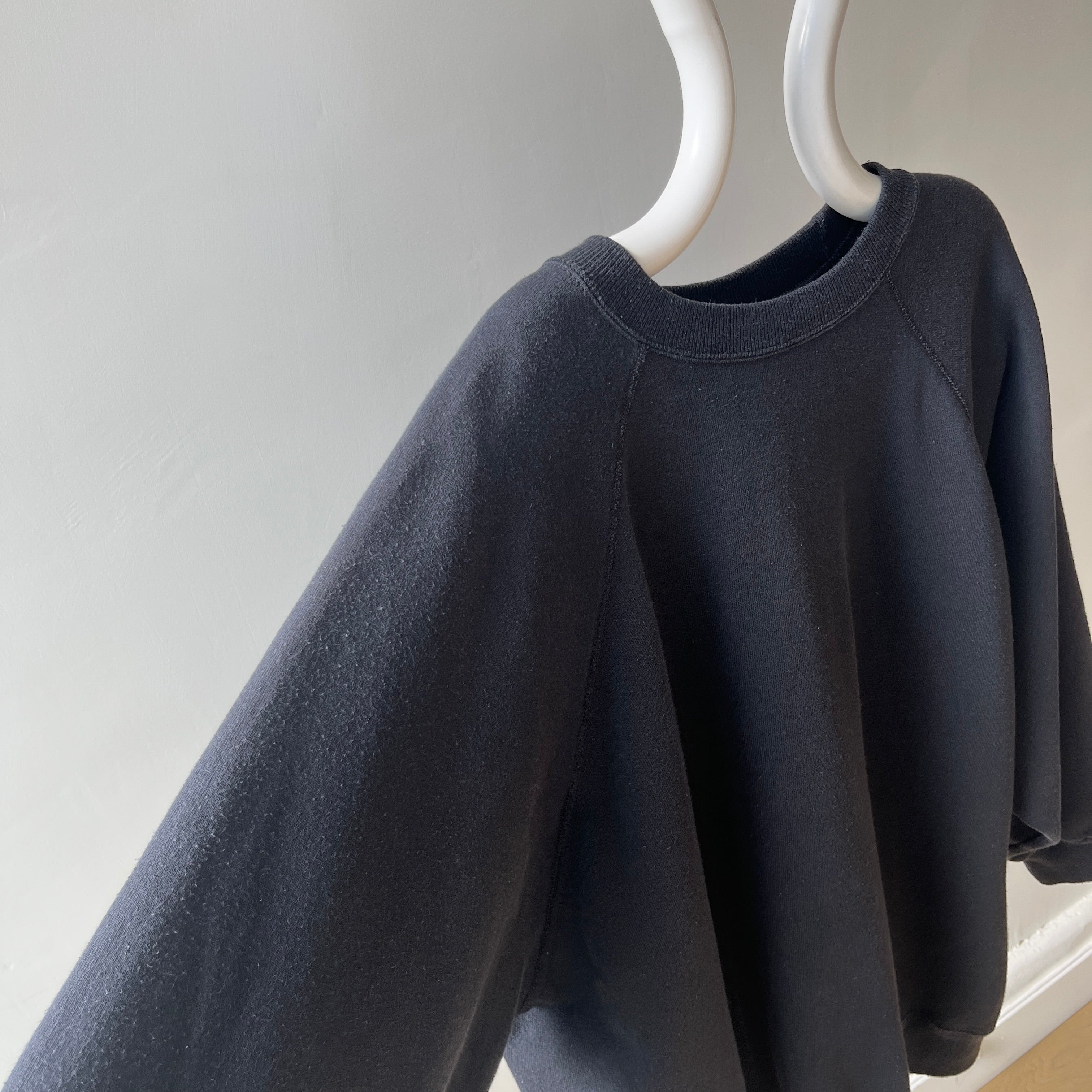 1980/90s Easy Breezy Blank Black Sweatshirt - Cozy