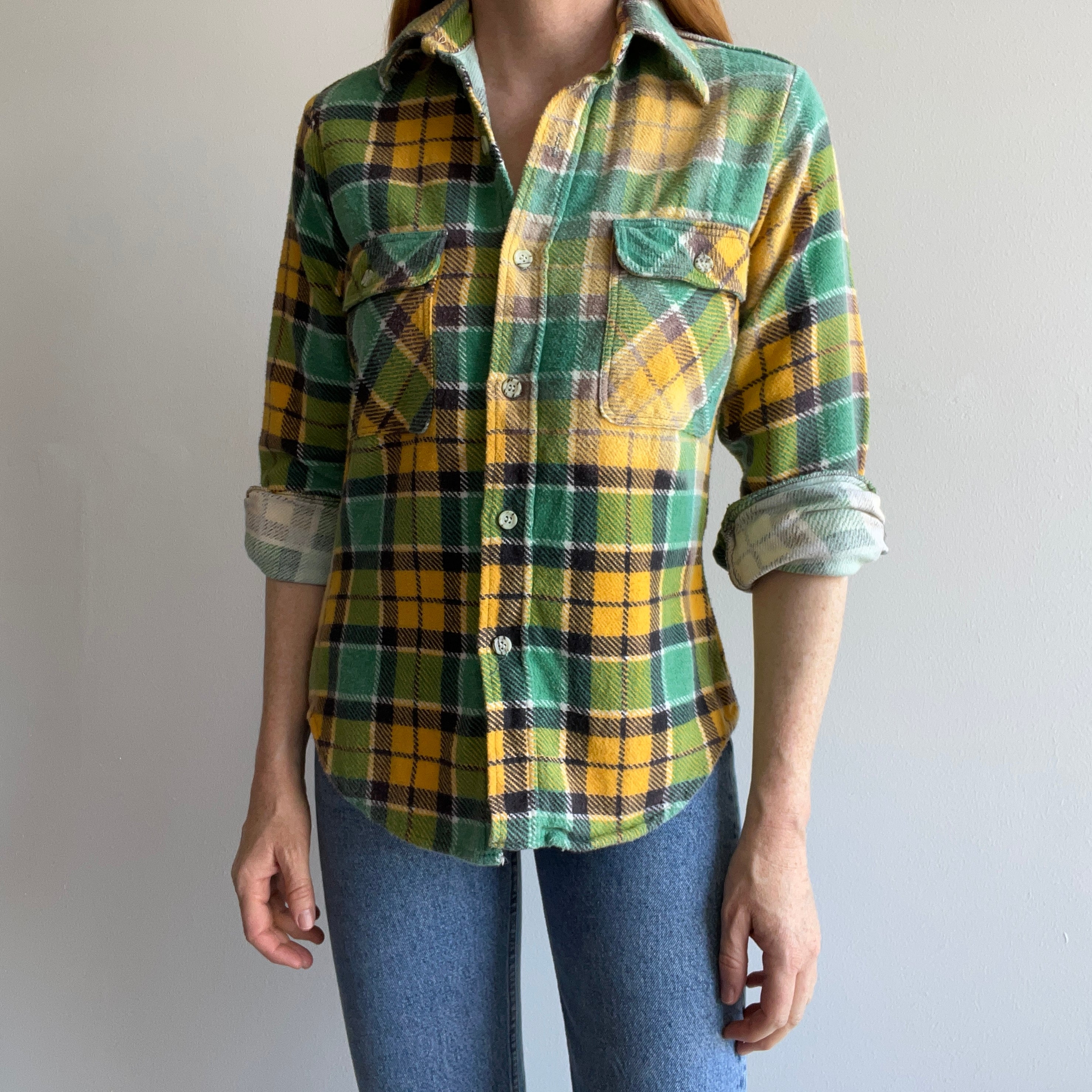 1970s Cool Sun Faded Shoulder Green and Yellow Cotton Flannel (Smaller Size)