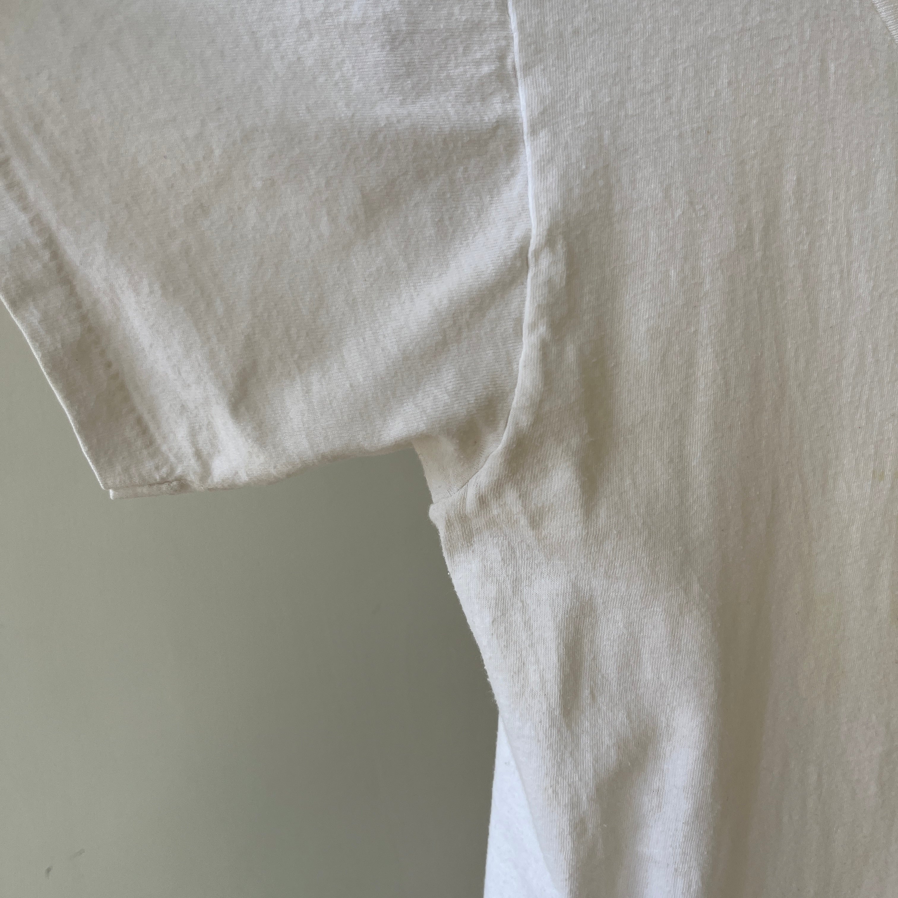 T-shirt teinté de peinture noire vierge des années 00