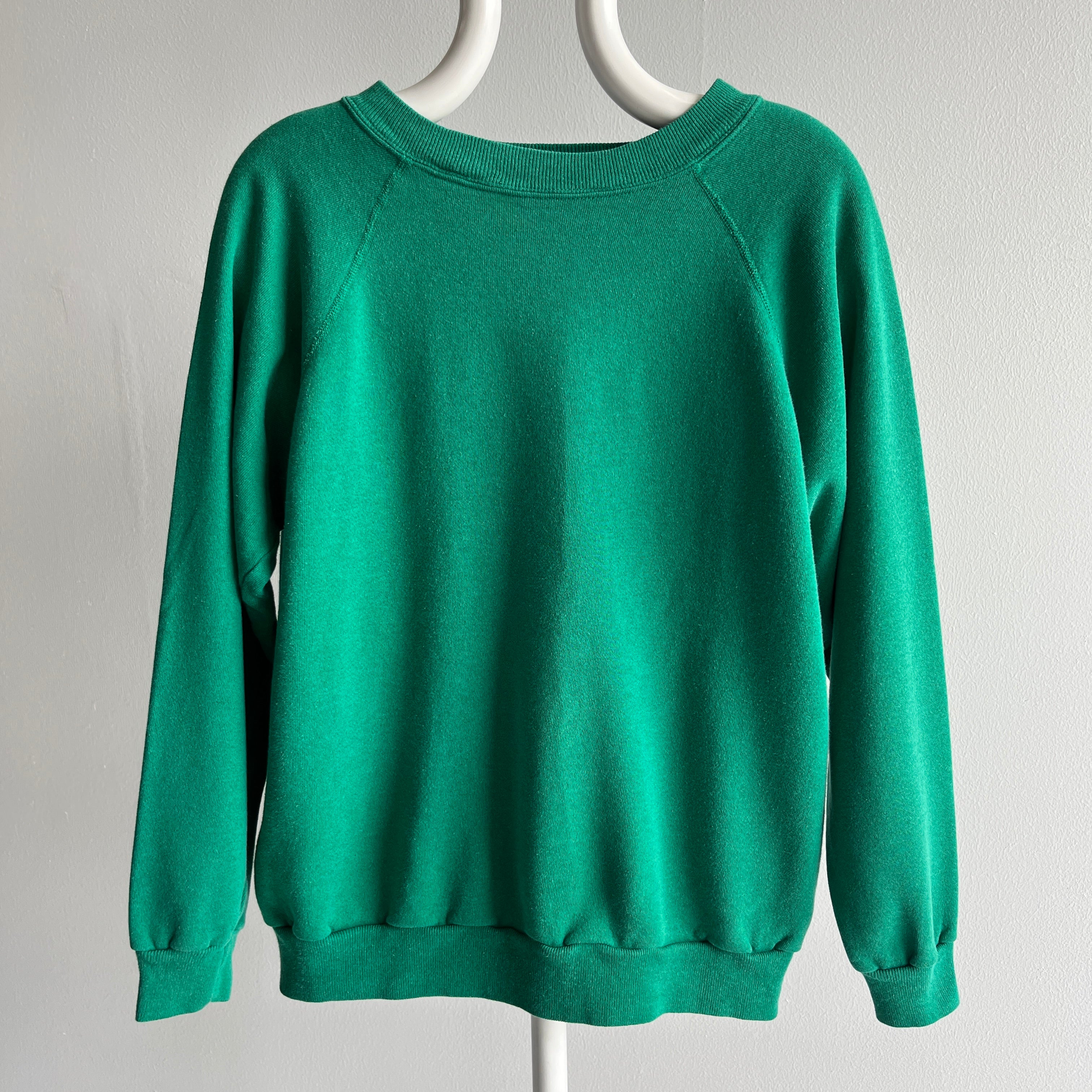 1980s Kelly Green Raglan Sweatshirt - A Gem!