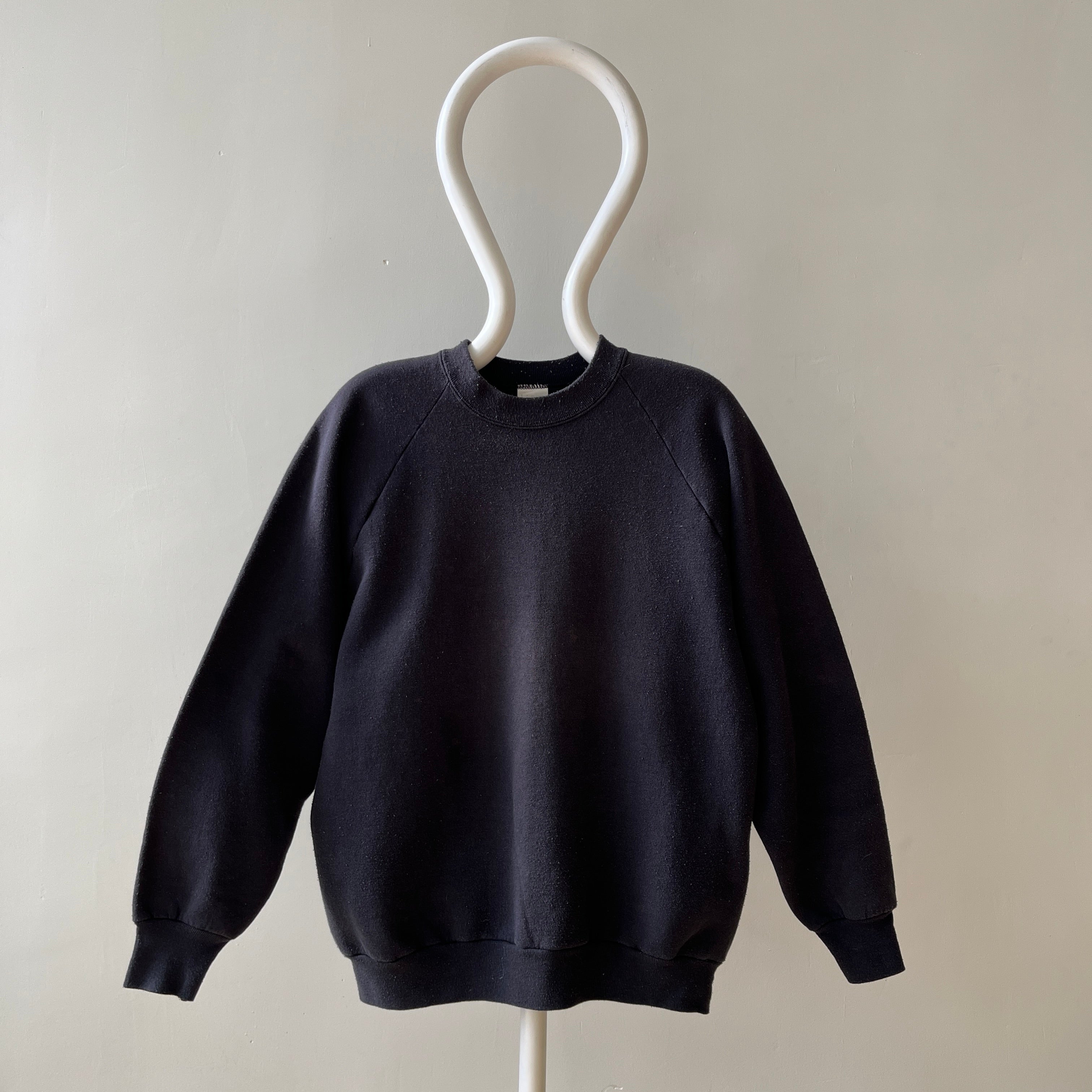 00s Heavy Weight Blank Black Sweatshirt par FOTL - Structuré