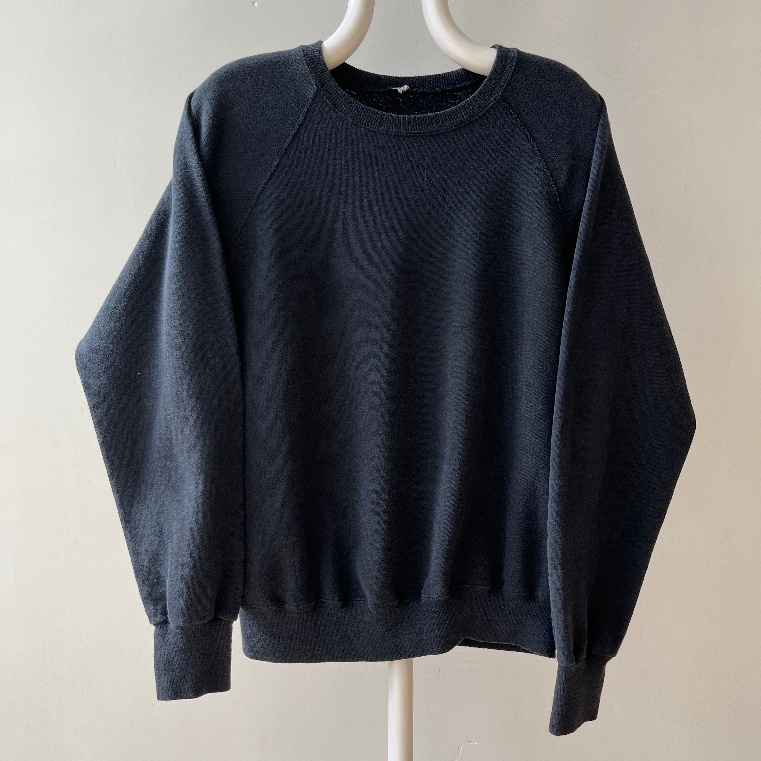 00s Heavy Weight Blank Black Sweatshirt par FOTL - Structuré