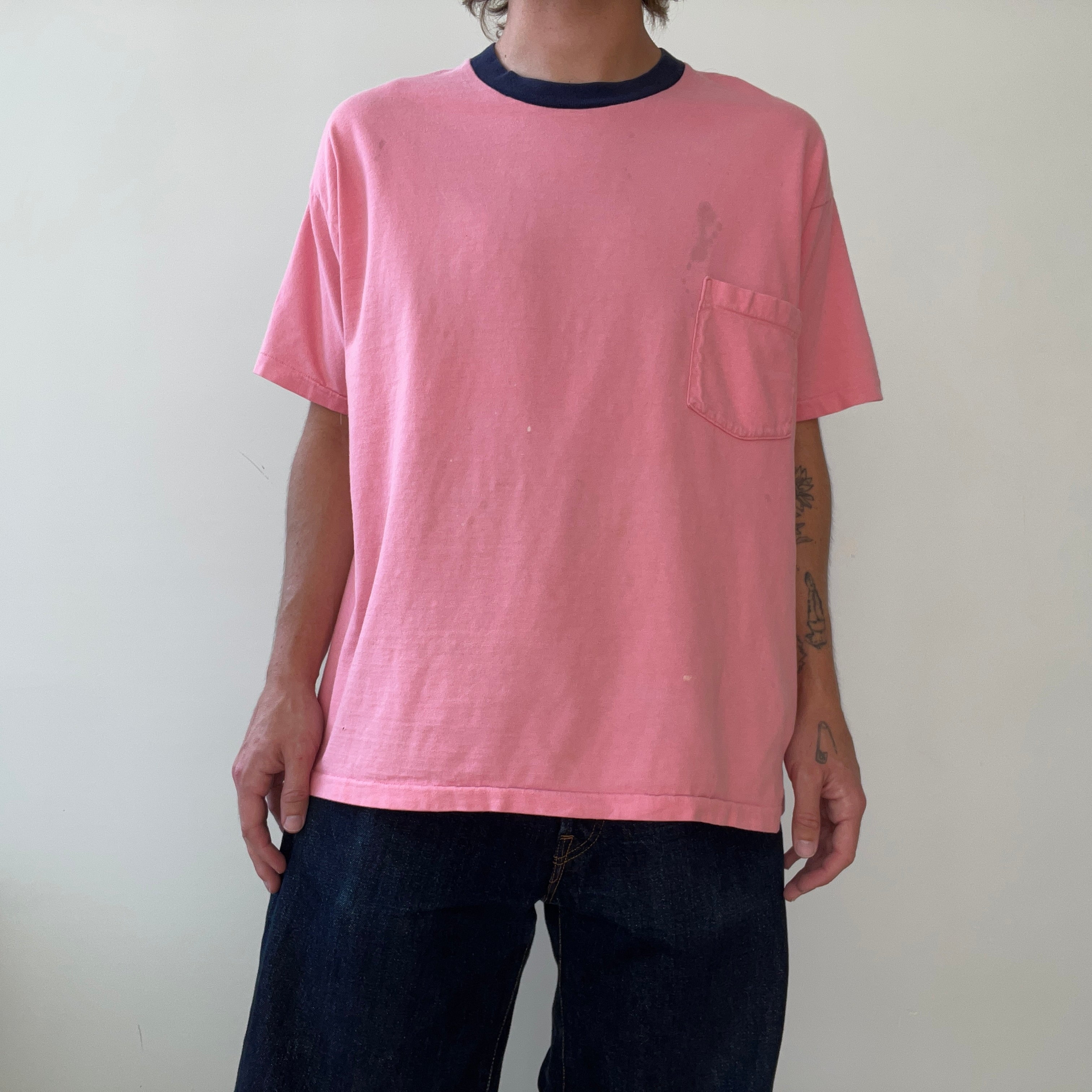 T-shirt teinté de peinture noire vierge des années 00