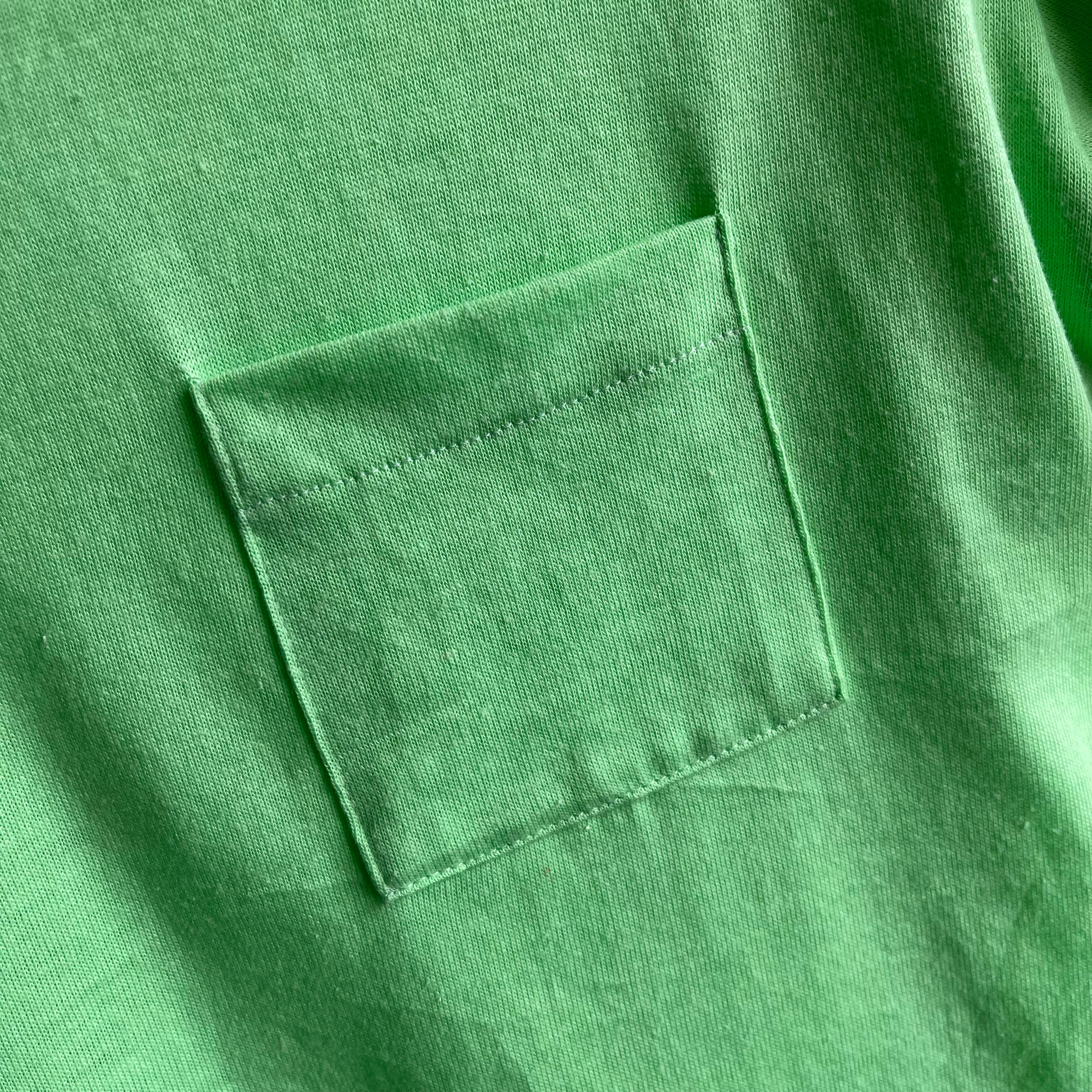 Mini t-shirt vert fluo des années 1980 avec raccommodage et poche