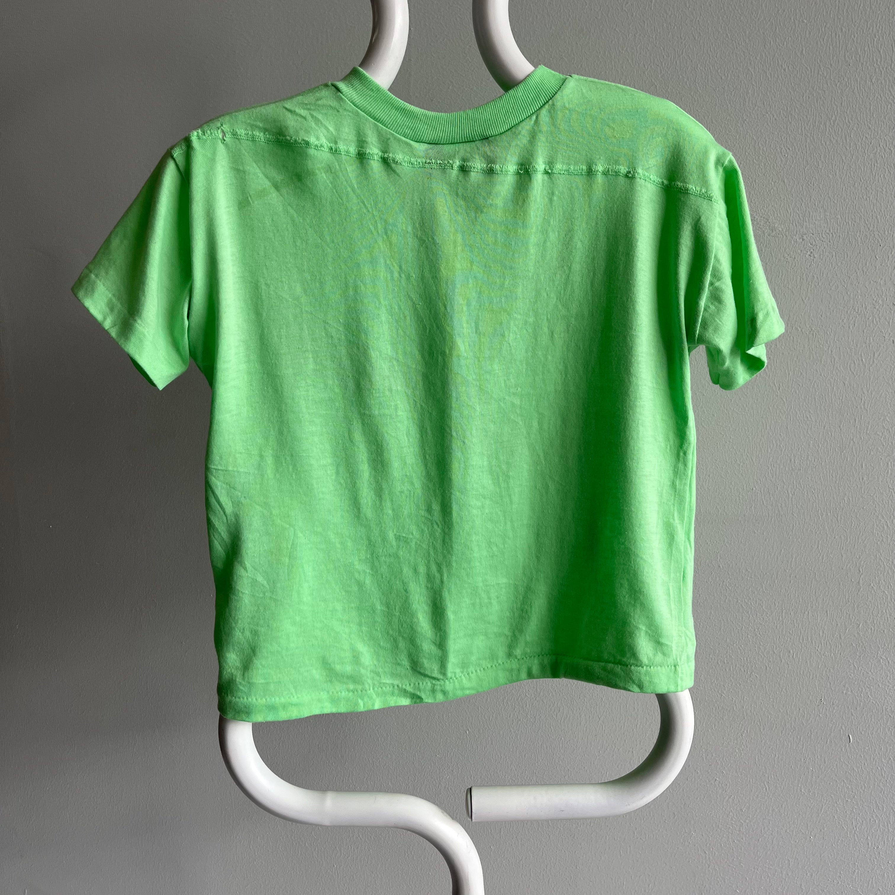 Mini t-shirt vert fluo des années 1980 avec raccommodage et poche