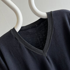 T-shirt à col en V noir en tricot doux des années 1980