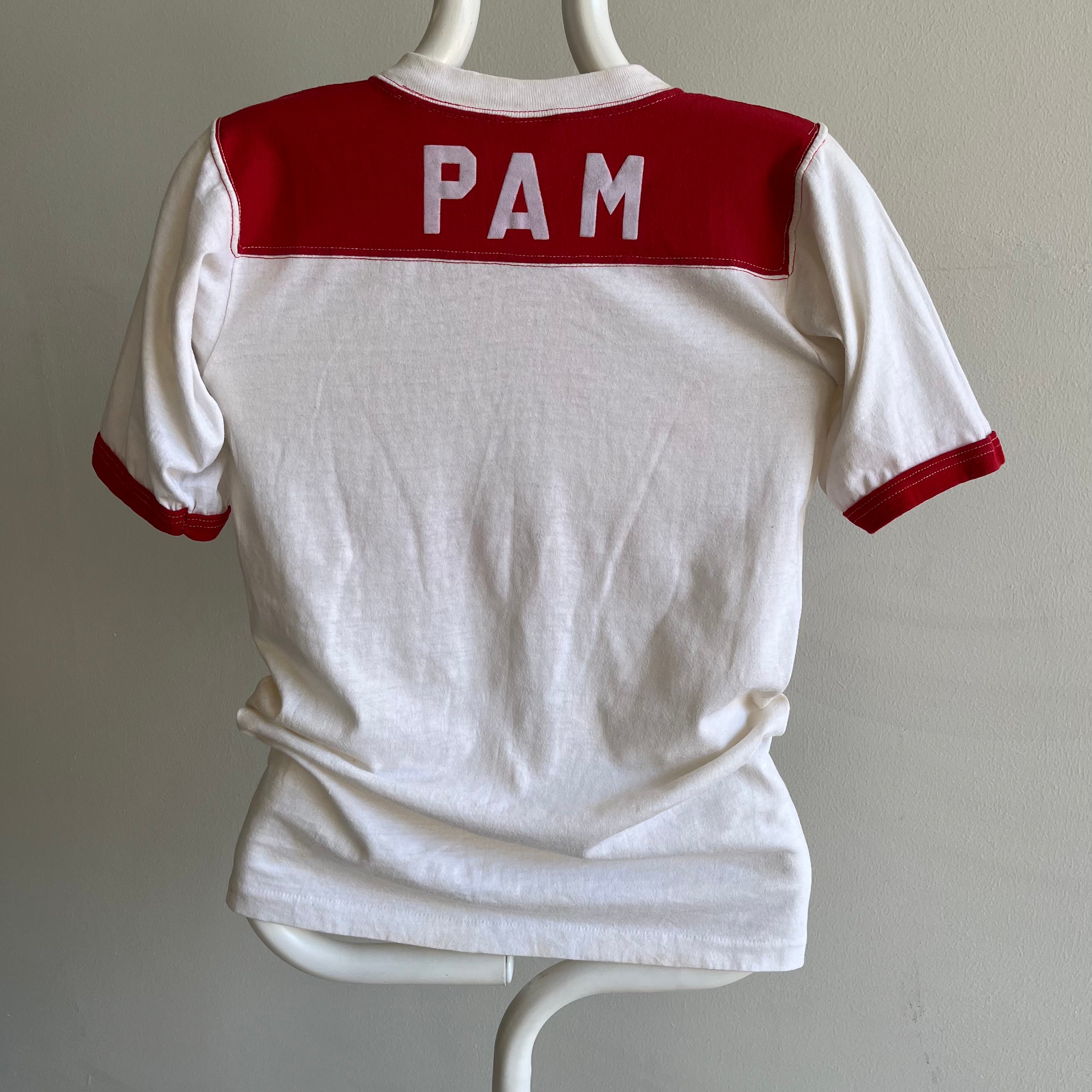 T-shirt de style football DIY Varsity Manager des années 1970 (Pam sur le dos)