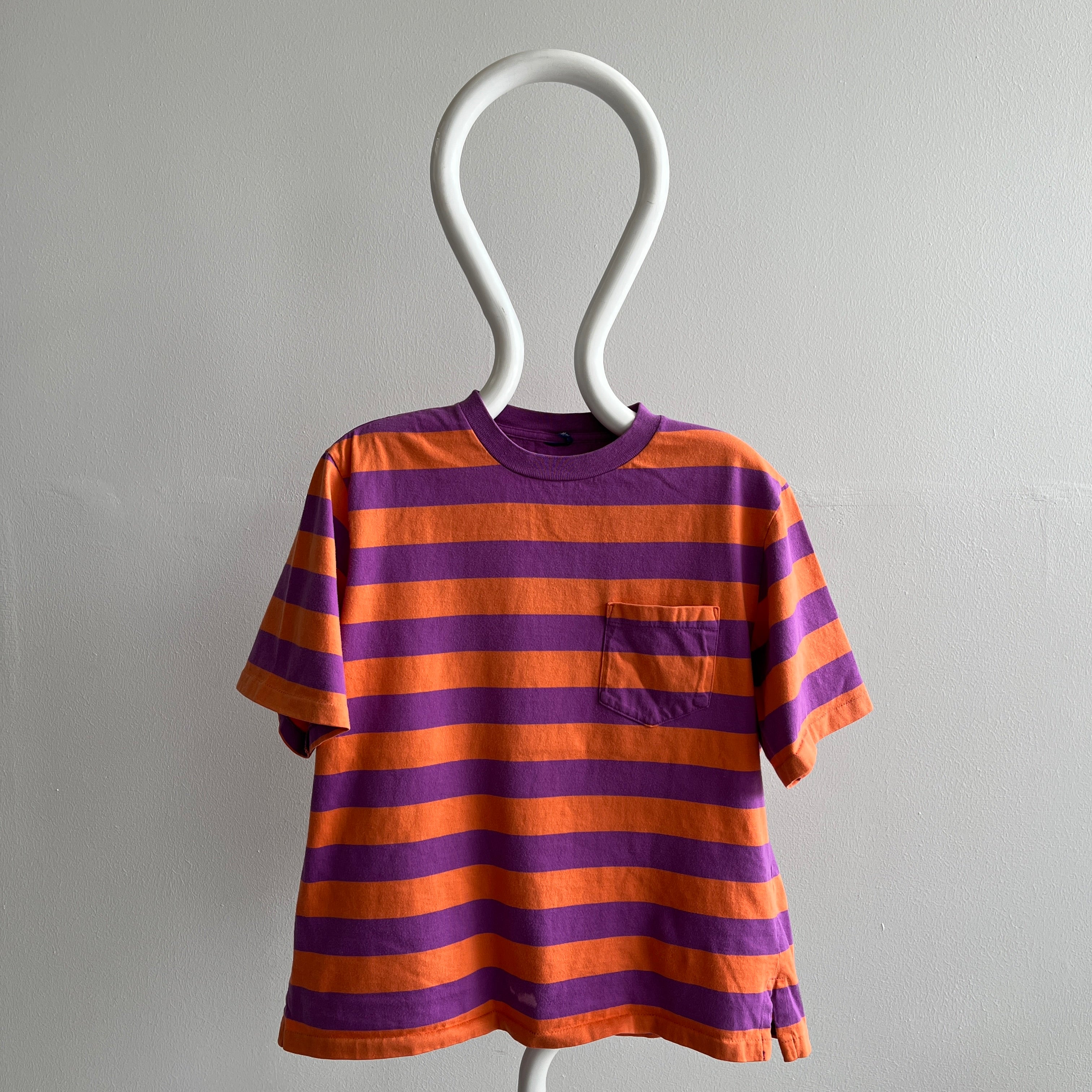 T-shirt de poche vierge orange et violet à rayures carrées des années 1990