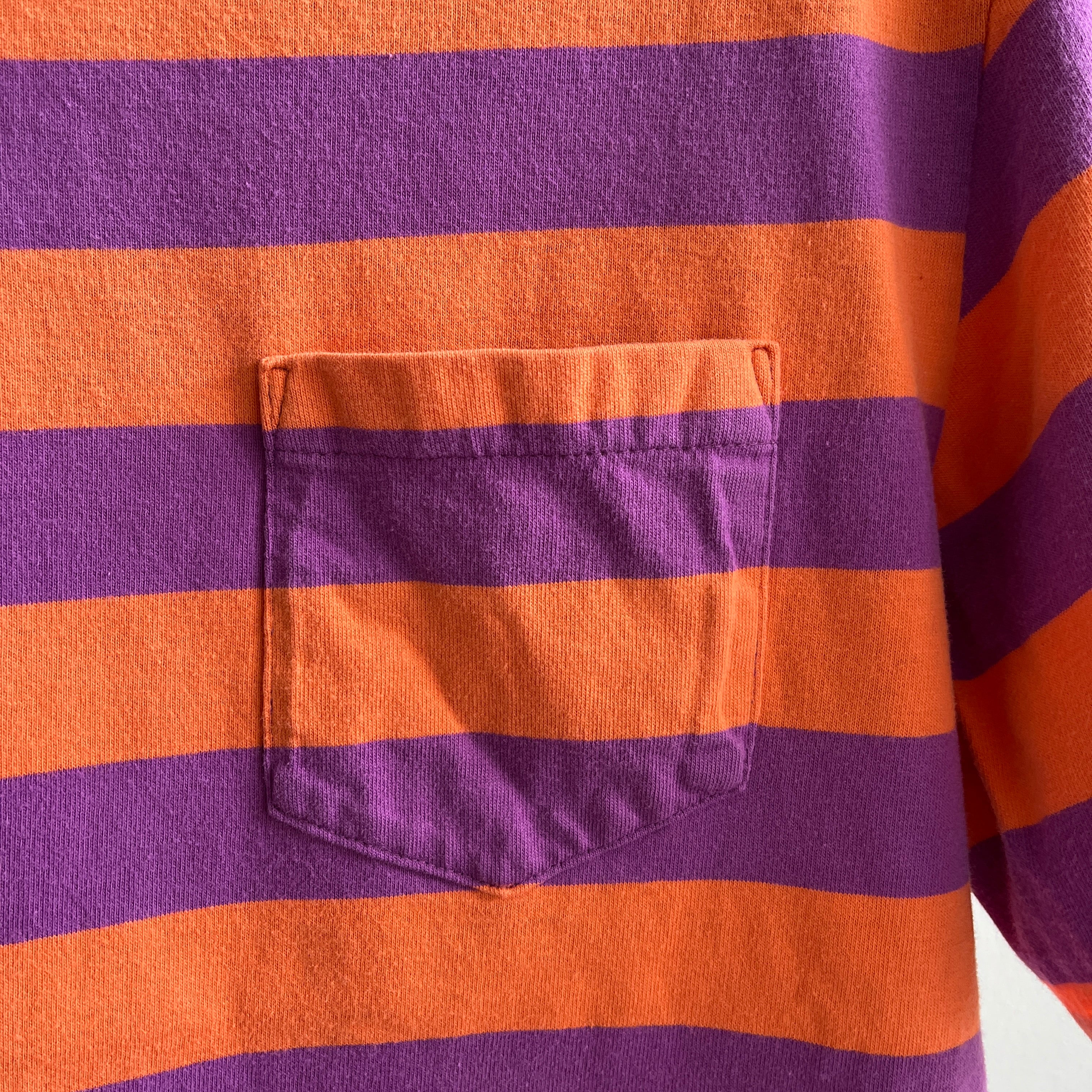 T-shirt de poche vierge orange et violet à rayures carrées des années 1990