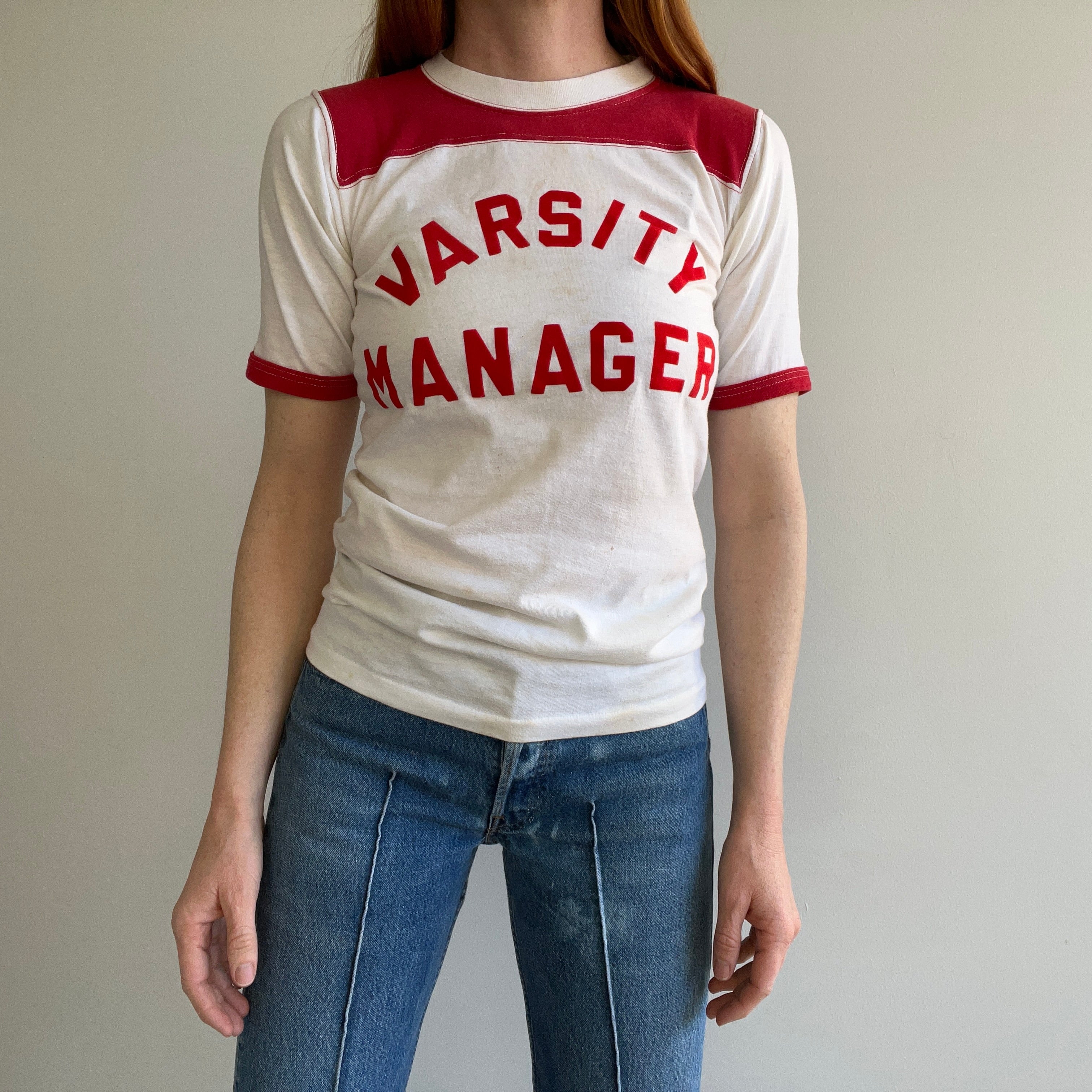 T-shirt de style football DIY Varsity Manager des années 1970 (Pam sur le dos)