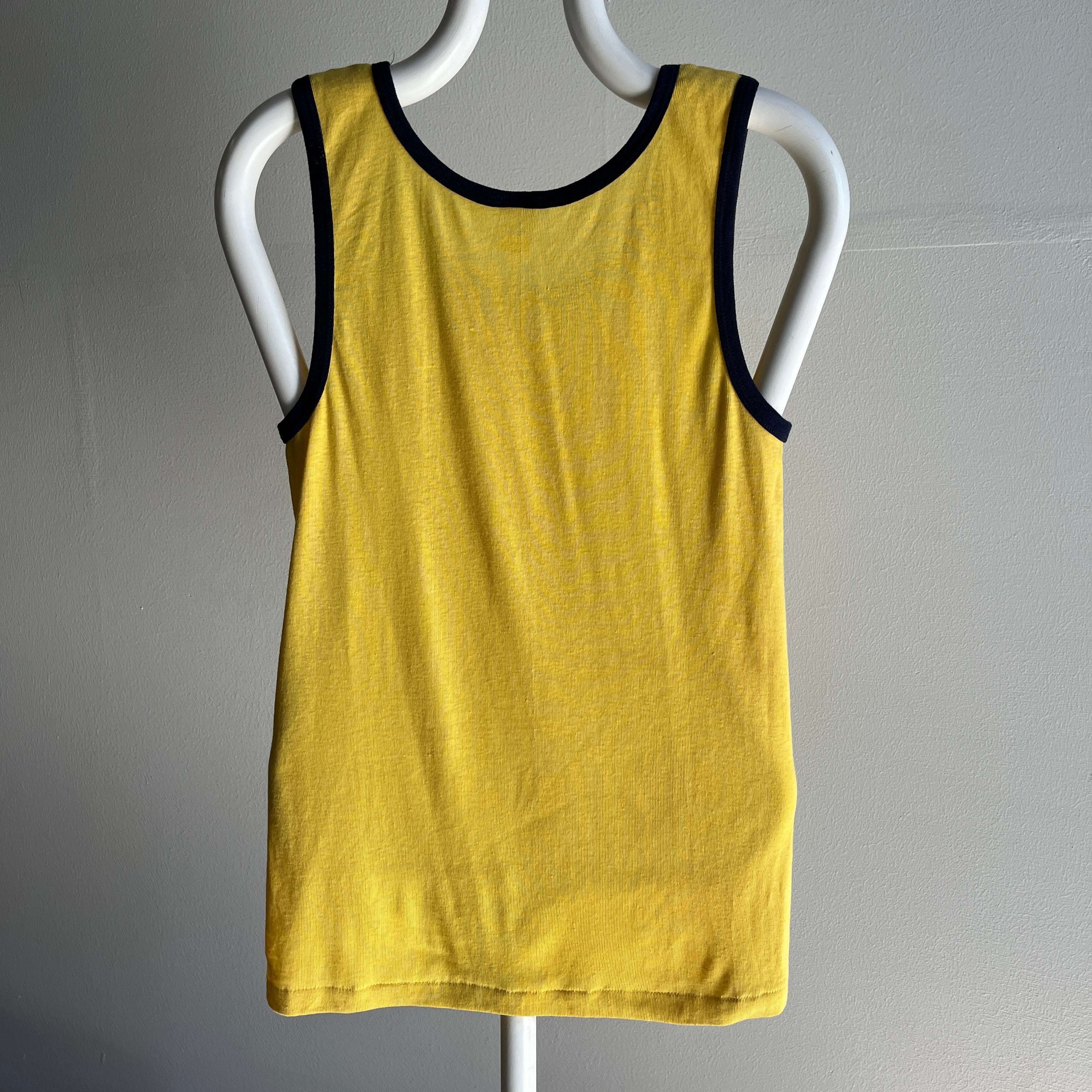 Débardeur en tricot jaune avec passepoil bleu marine des années 1970