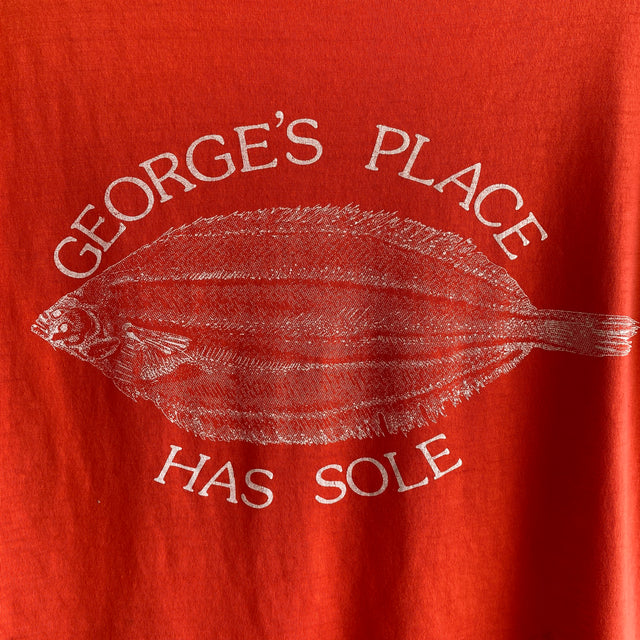 T-shirt Harwichport Fish Co Cape Cod SUPER COOL (et taché) des années 1980 - The Backside Tho!