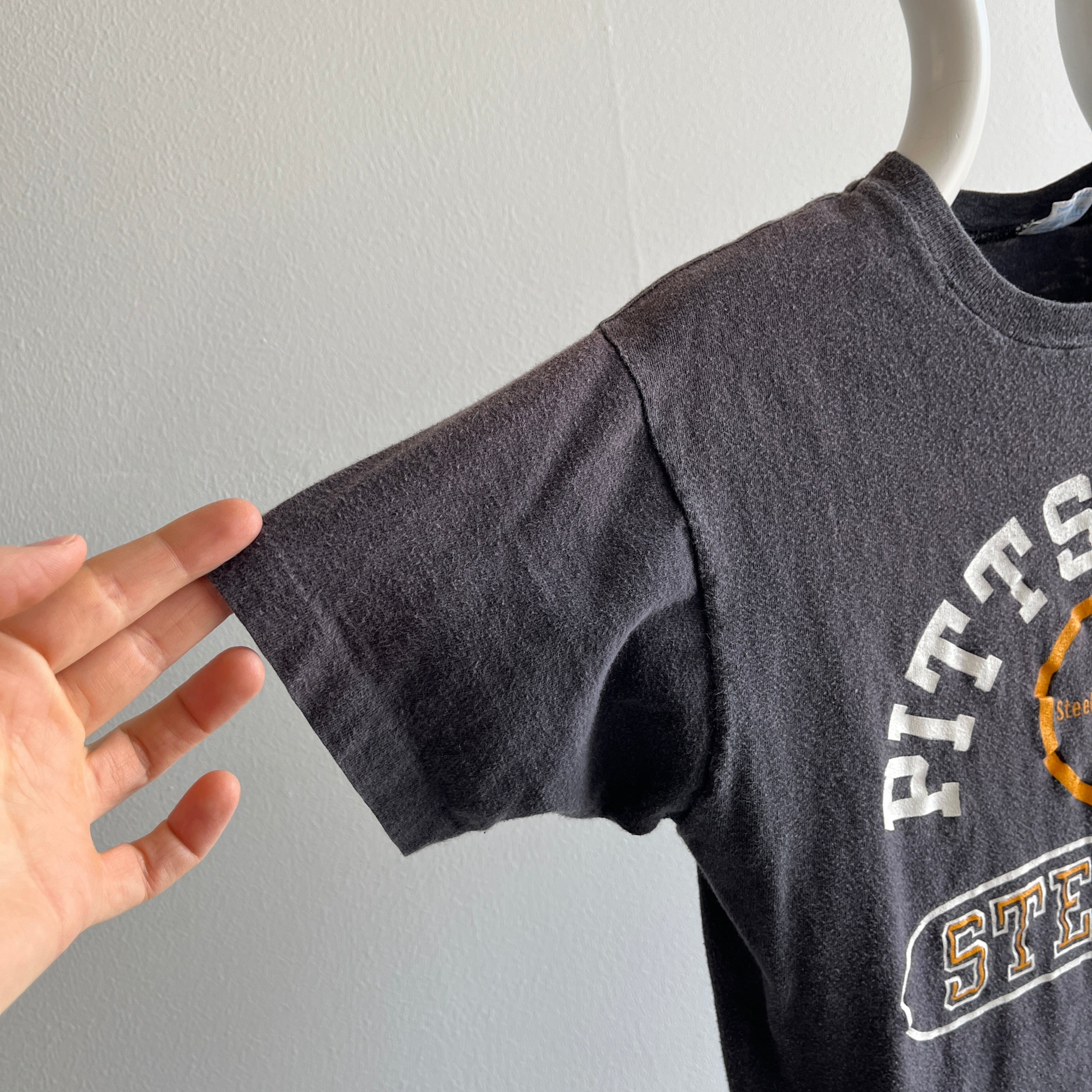 1970s Champion Blue Bar Brand Pittsburg Steelers T-shirt en coton délavé de plus petite taille