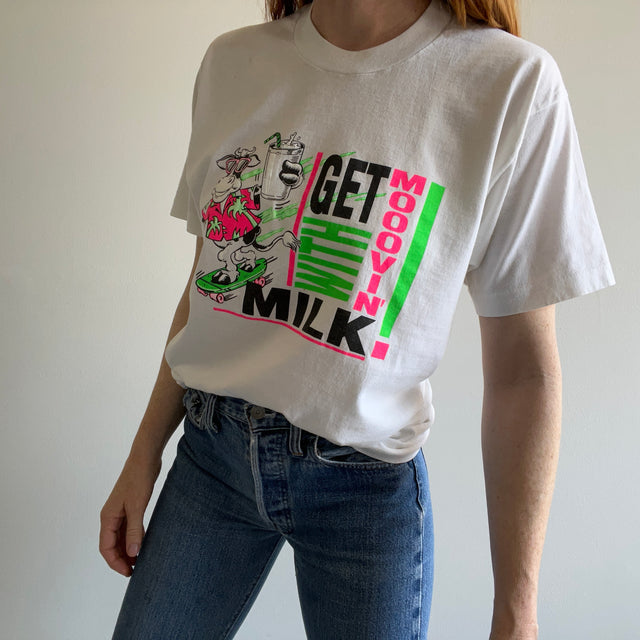 T-shirt graphique Get Moovin' with Milk des années 1980 par Screen Stars