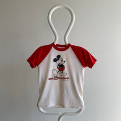 T-shirt de baseball Mickey des années 1980 par Hanes - Enfants L ou Adulte XS