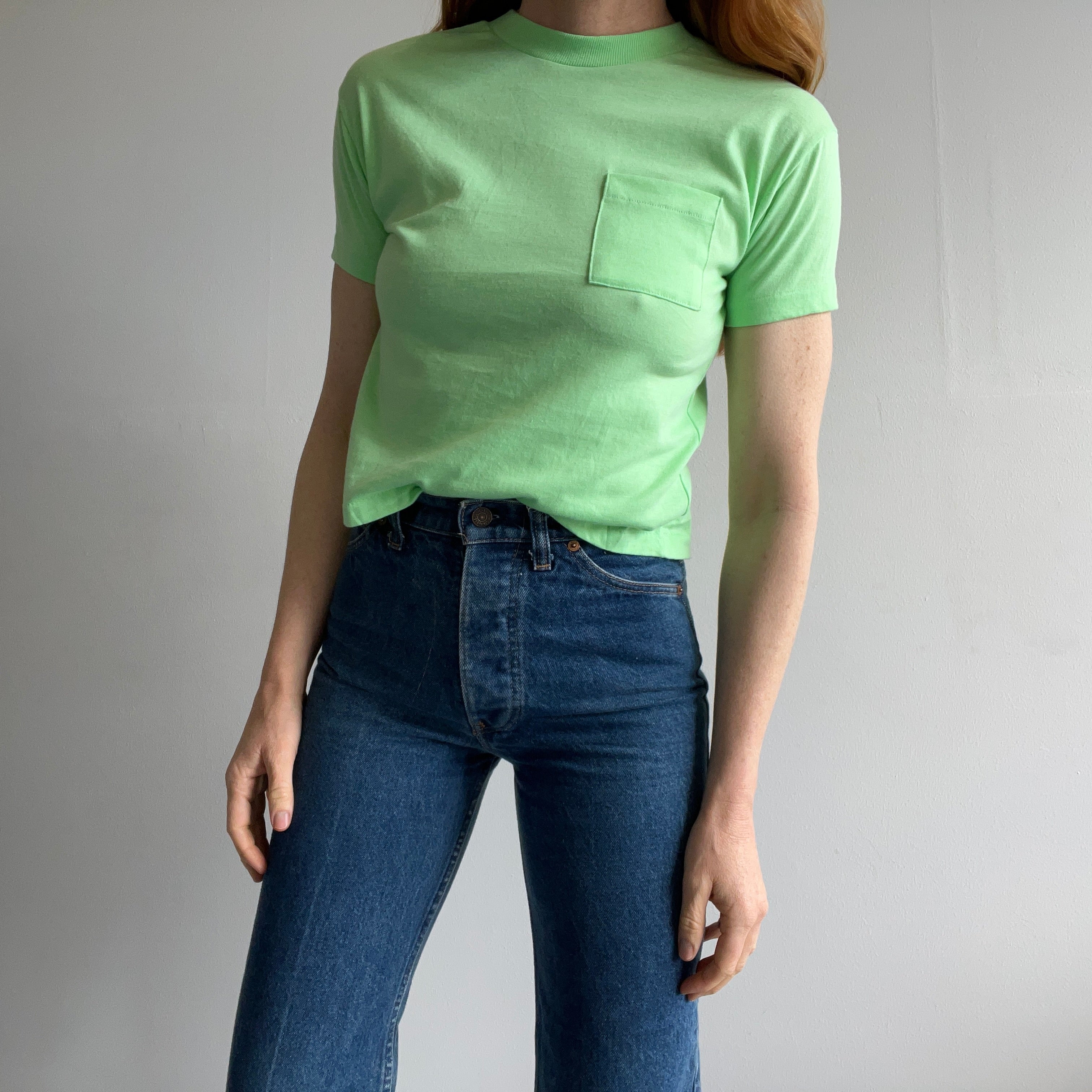 Mini t-shirt vert fluo des années 1980 avec raccommodage et poche