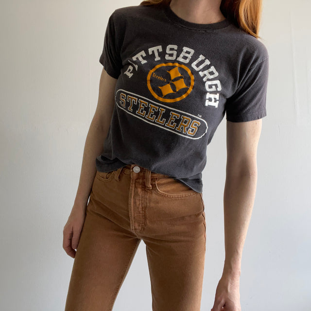 1970s Champion Blue Bar Brand Pittsburg Steelers T-shirt en coton délavé de plus petite taille