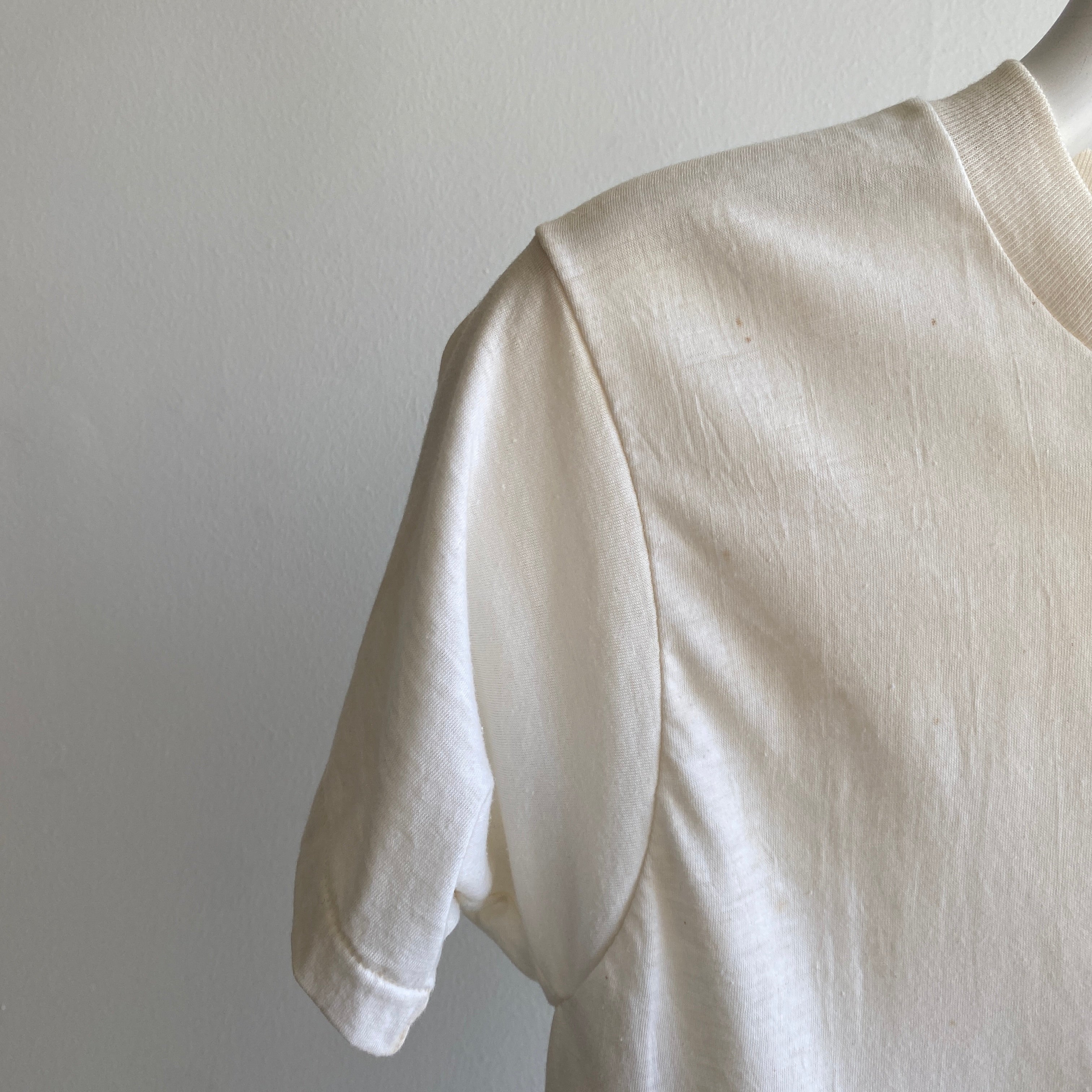 Coeur Sharpie bricolage des années 1970 avec un ? T-shirt blanc taché Super Age